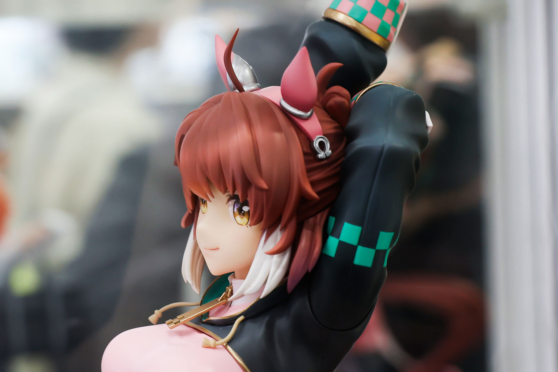 耳に着けたピンクのイヤーネットも再現