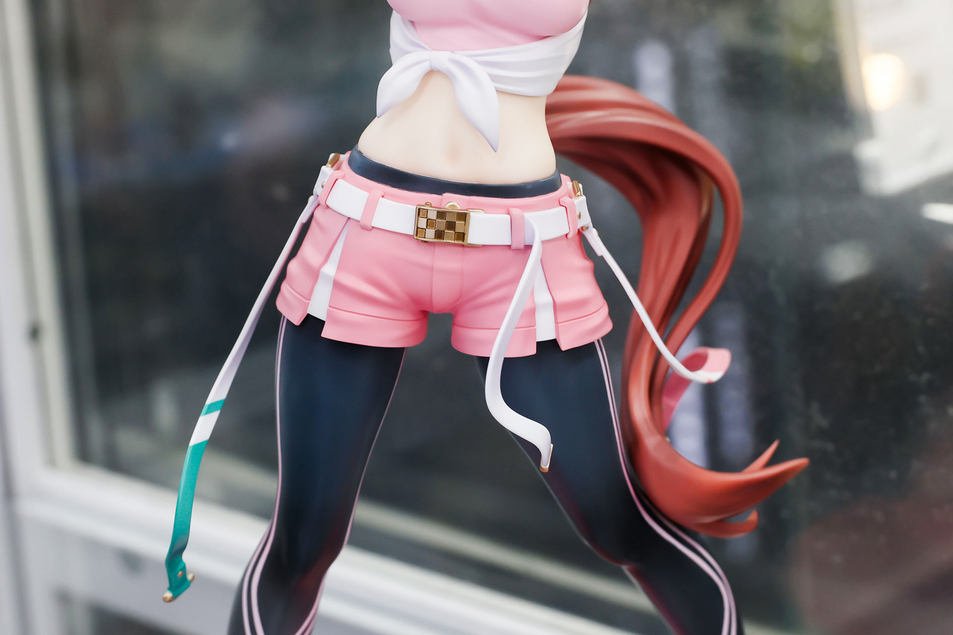 レギンスの上にパンツを履いているような姿だ