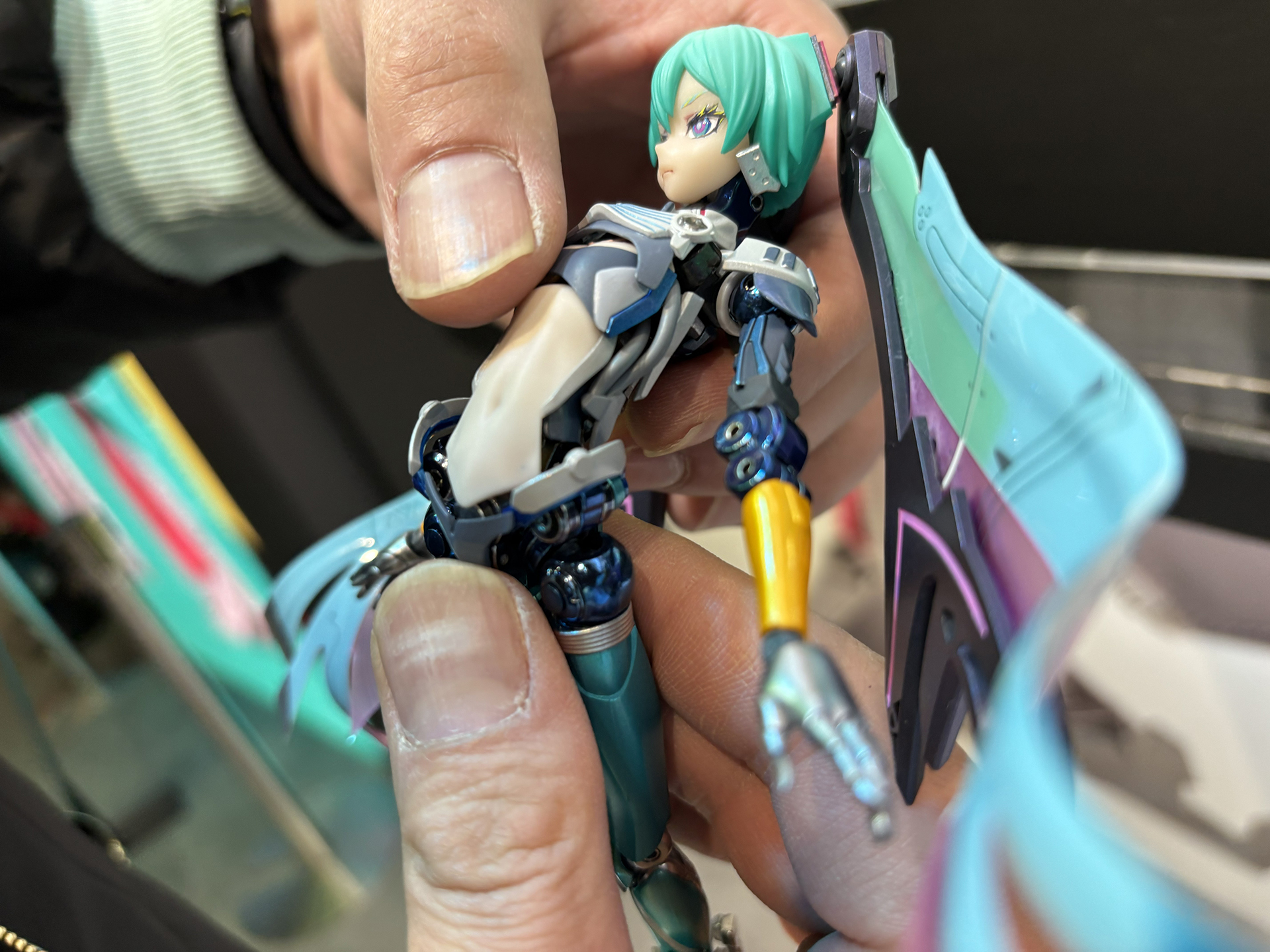 艶めかしさを感じさせるお腹は、フィギュアの背をそらしても肌パーツのつなぎ目が出ないように長めに設計されており、自然なポーズが作れる