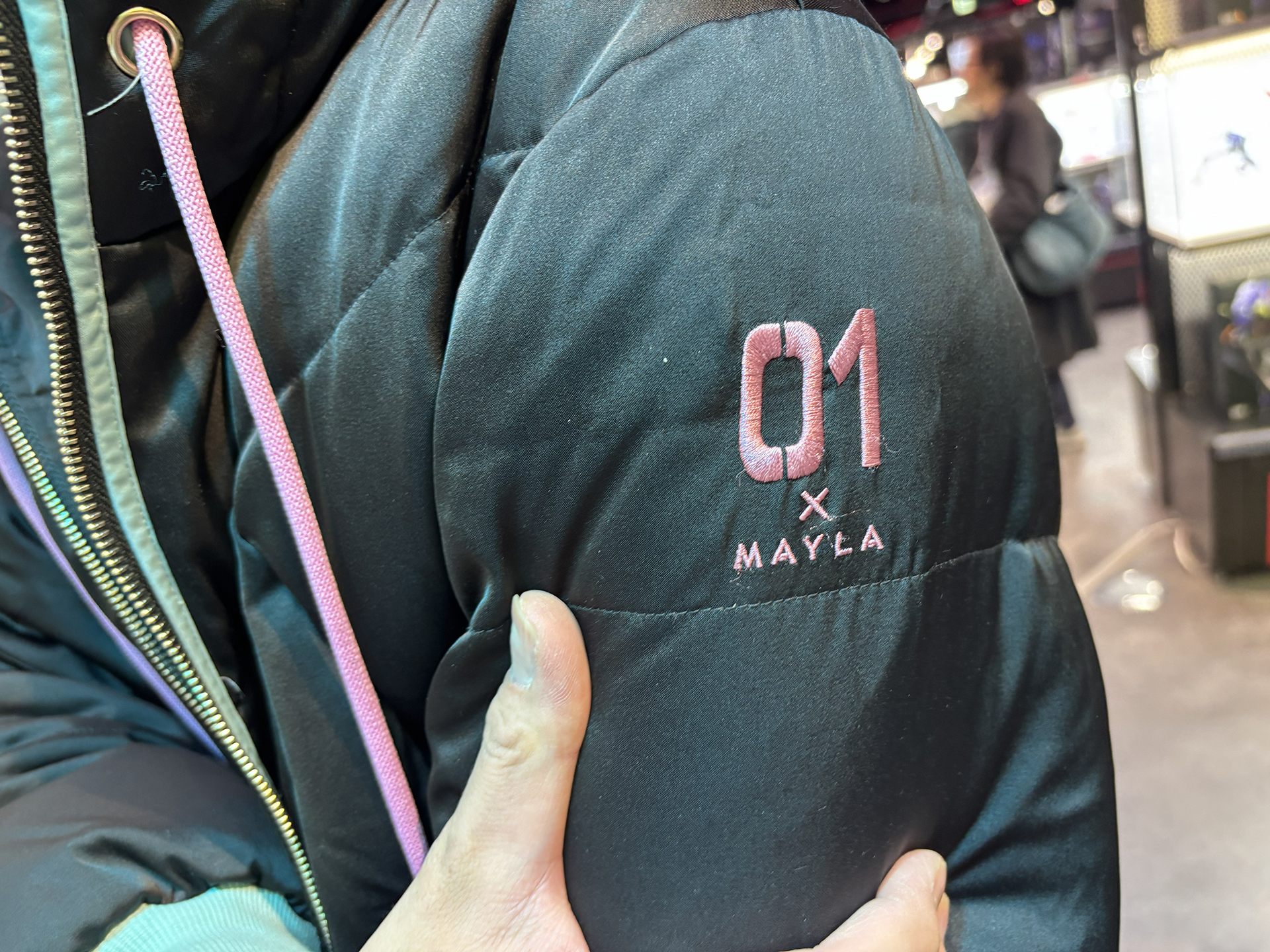 服のデザインを担当したアパレルブランドの「MAYLA (マイラ)」。企画者はこのブランドの衣装で会場を歩いていた