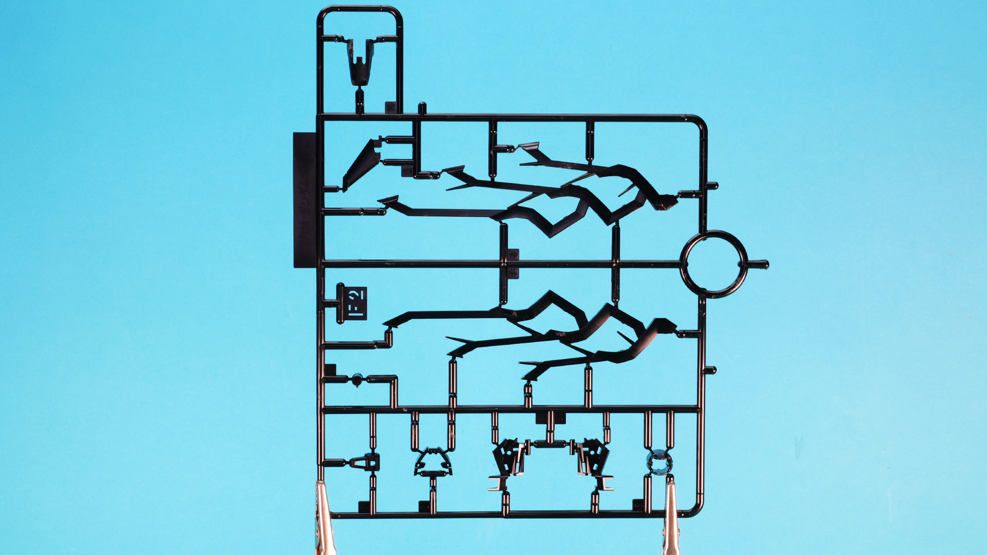 F2:ウイングの加飾部など