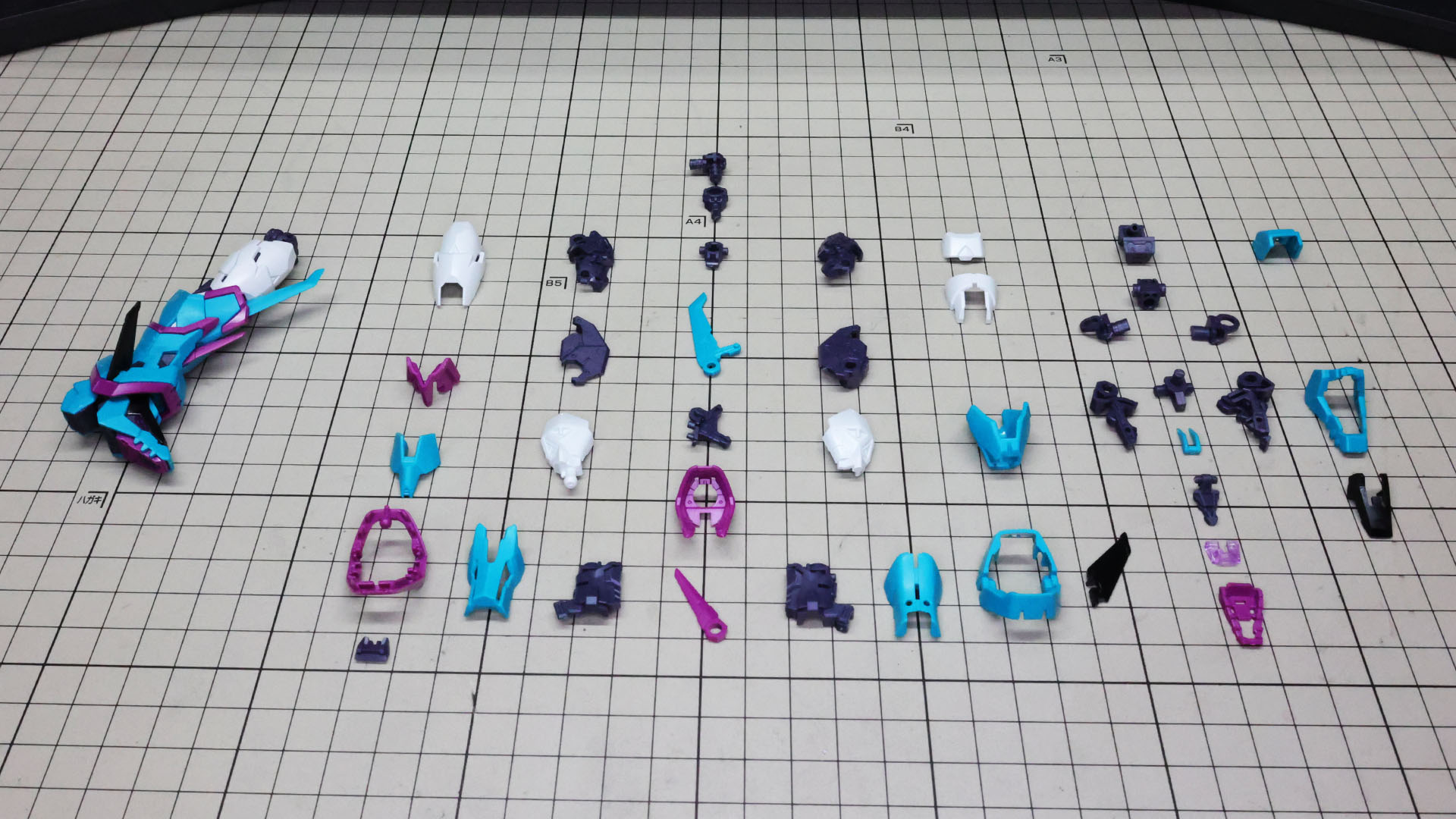 左に完成した右脚、中央に脚部本体、右にソールのパーツ群です