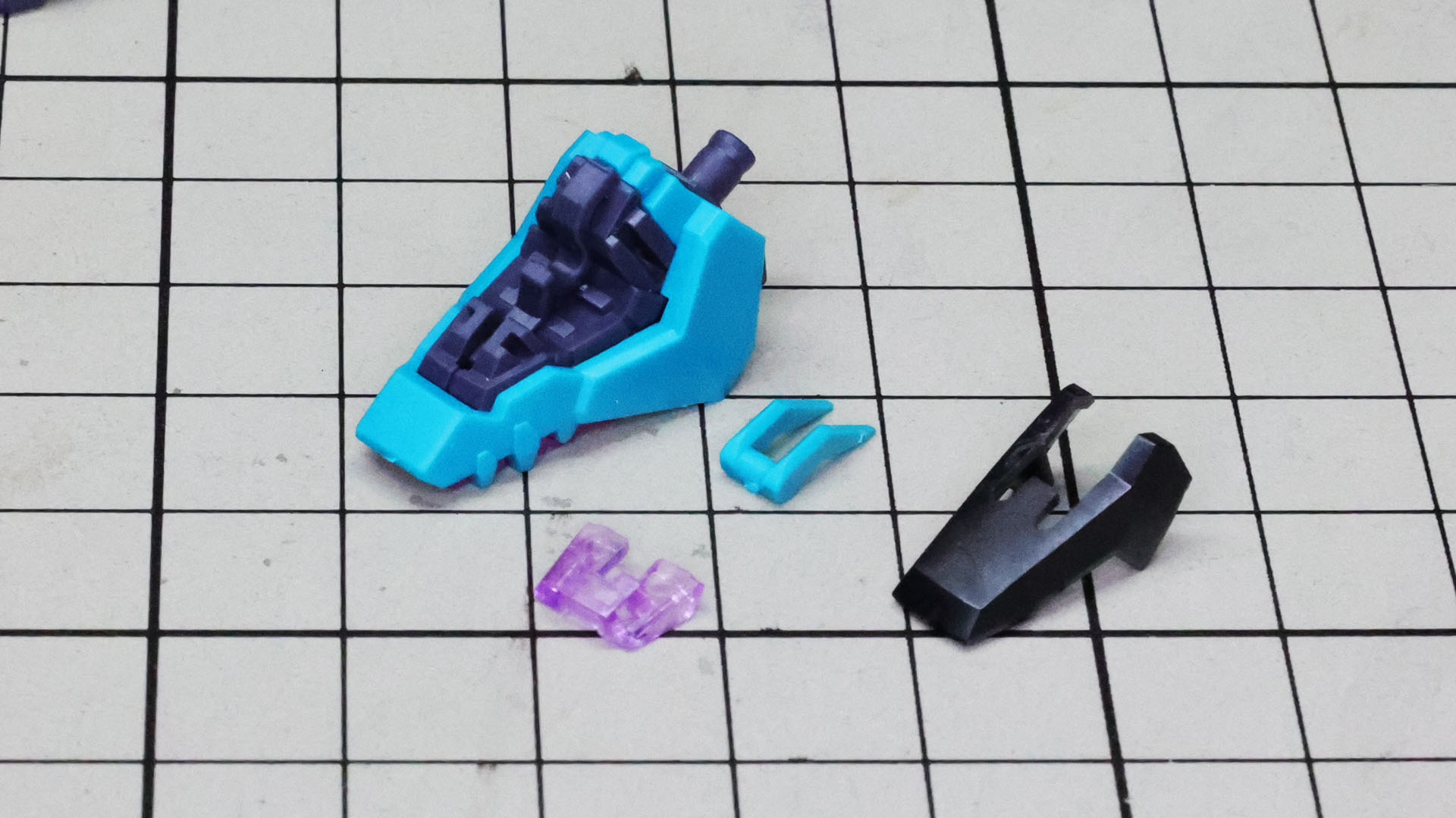 細かくカラー分けされたパーツを組んでいきます