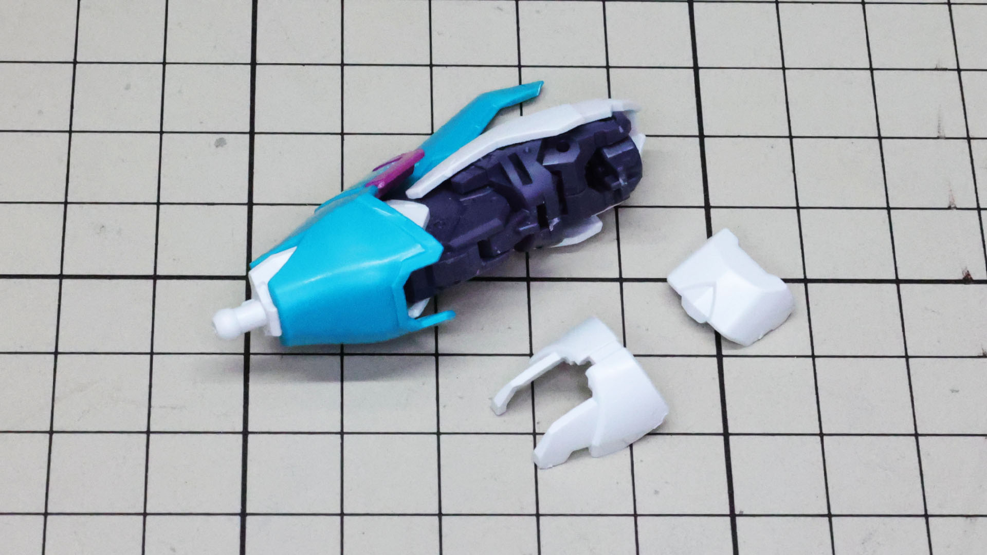 大腿部裏も微妙に可動するので装甲も分割されています