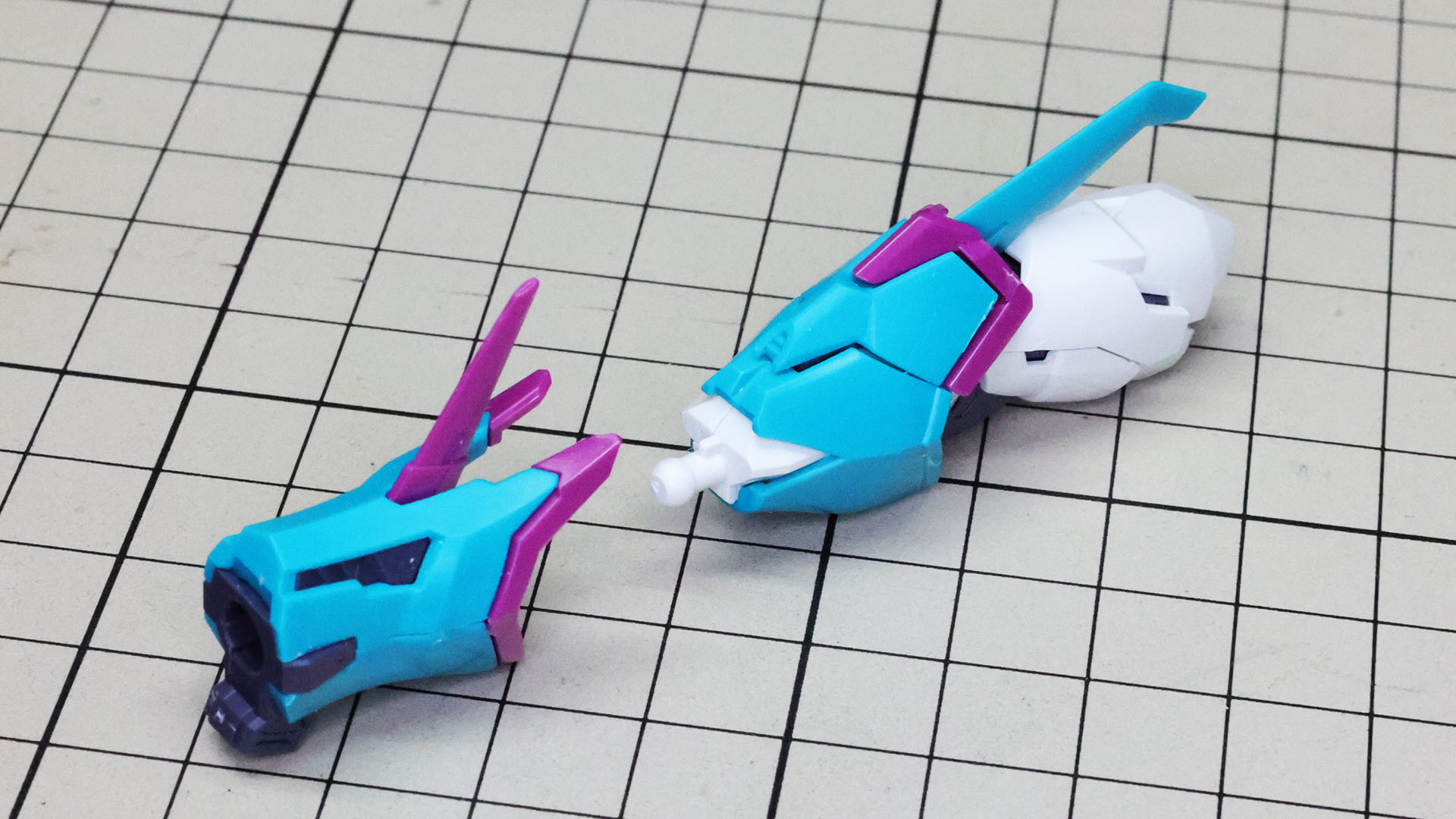 組んだ部位を組み合わせます。回転軸も持っているので微妙なポージングも可能になります