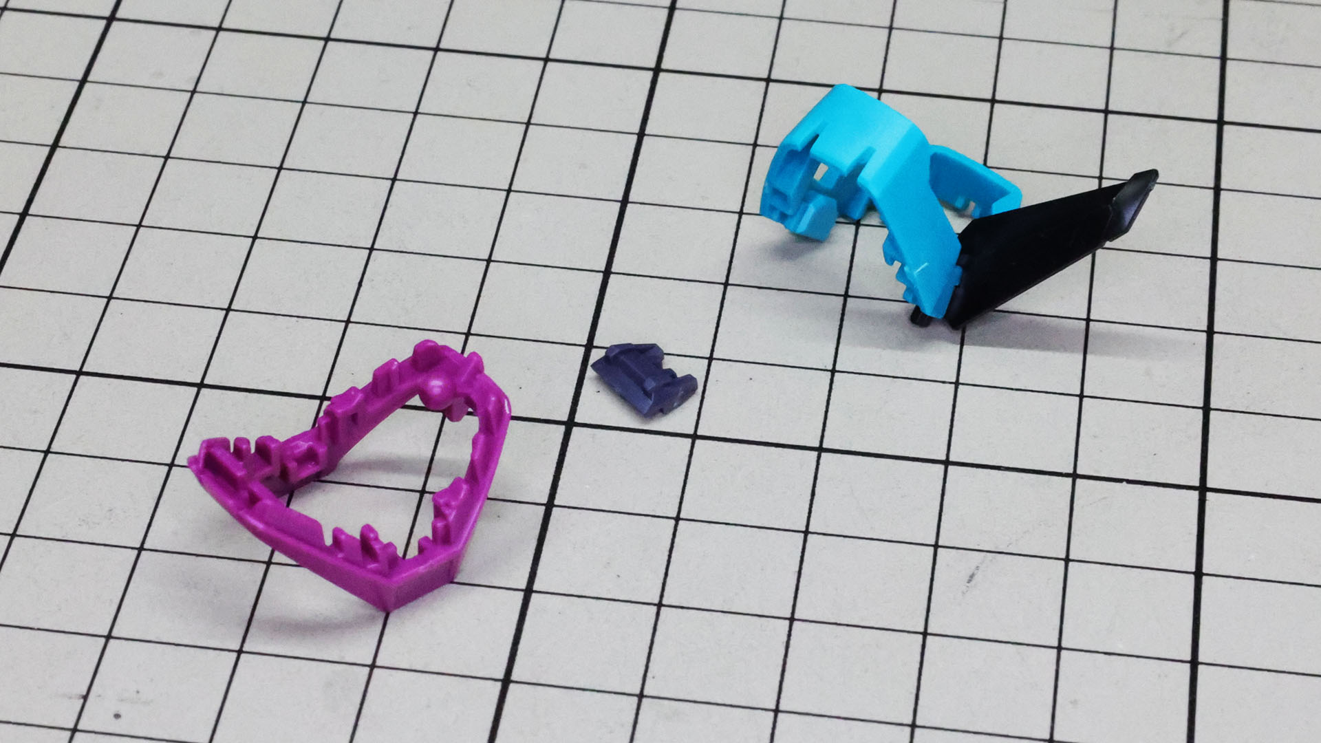 アンクルアーマー外側にはブレードがあり、細かなカラー分けも実現しています