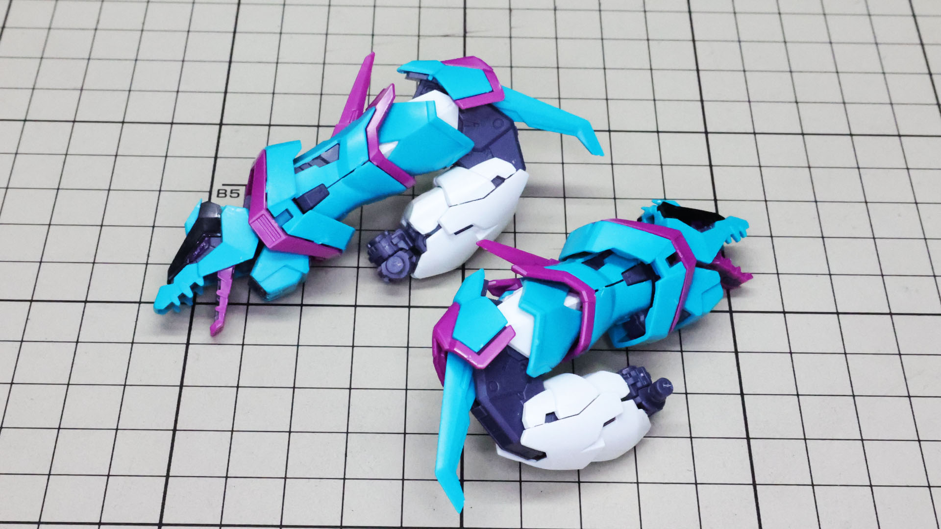 Apex Legendsではスキンですから変形しませんが、キット自体は変形機構を持っています