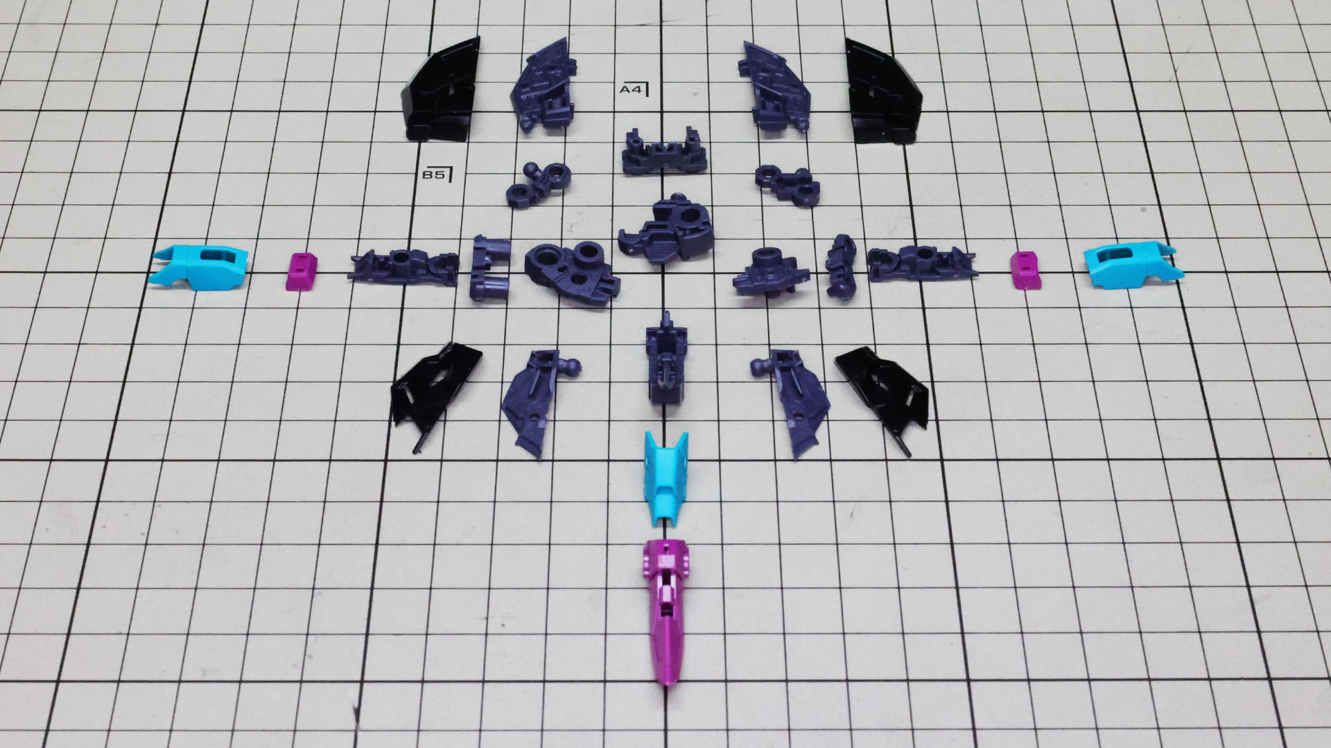 RGならではの緻密なカラー分けやメカフレームで裏打ちされる腰部パーツ群