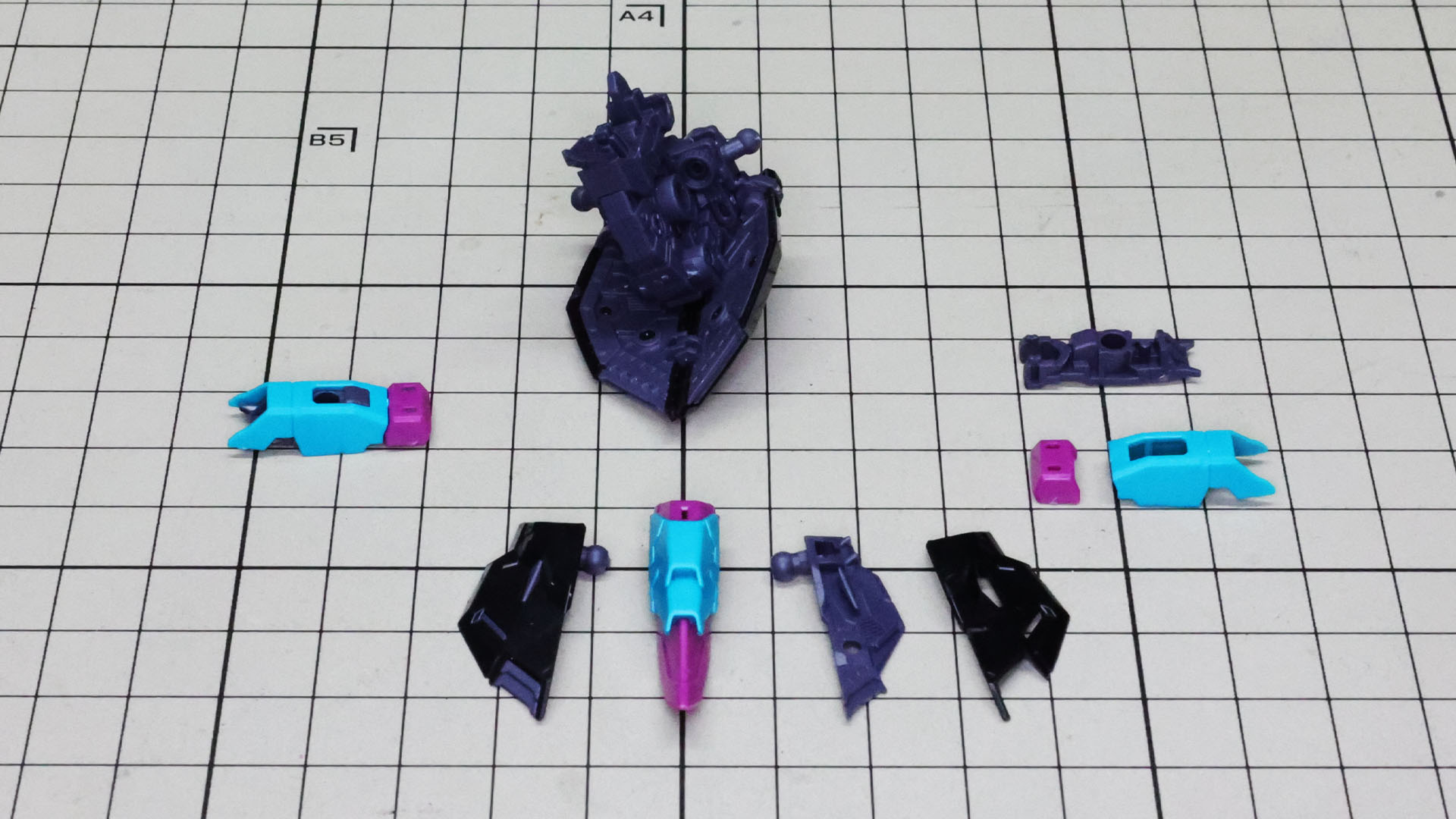 フロントとサイドのアーマーを組んでいきます。それぞれが細かくパーツ分けされているのでランナーからきれいに切り出します