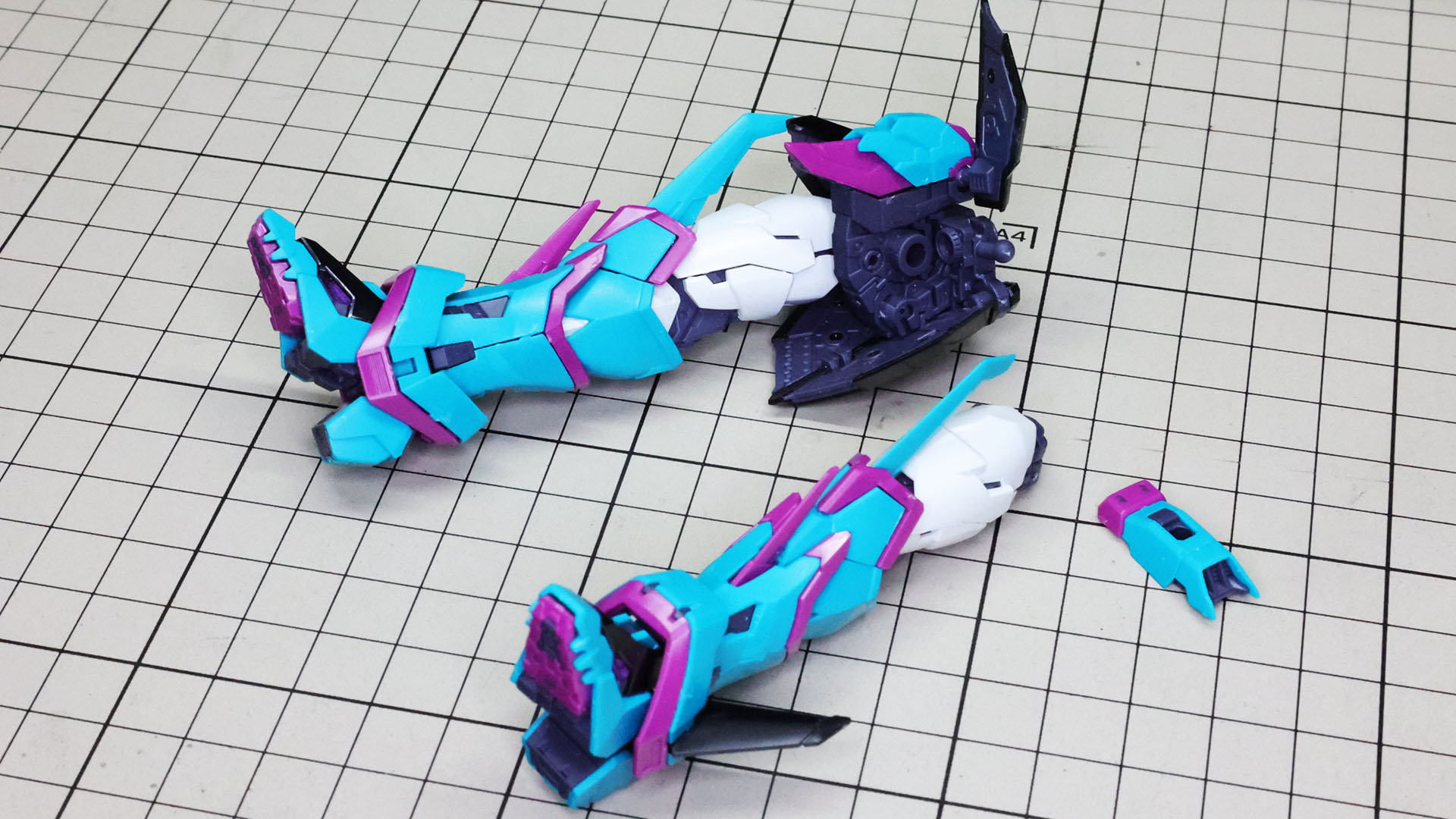 同時に脚部を取り付けていきます