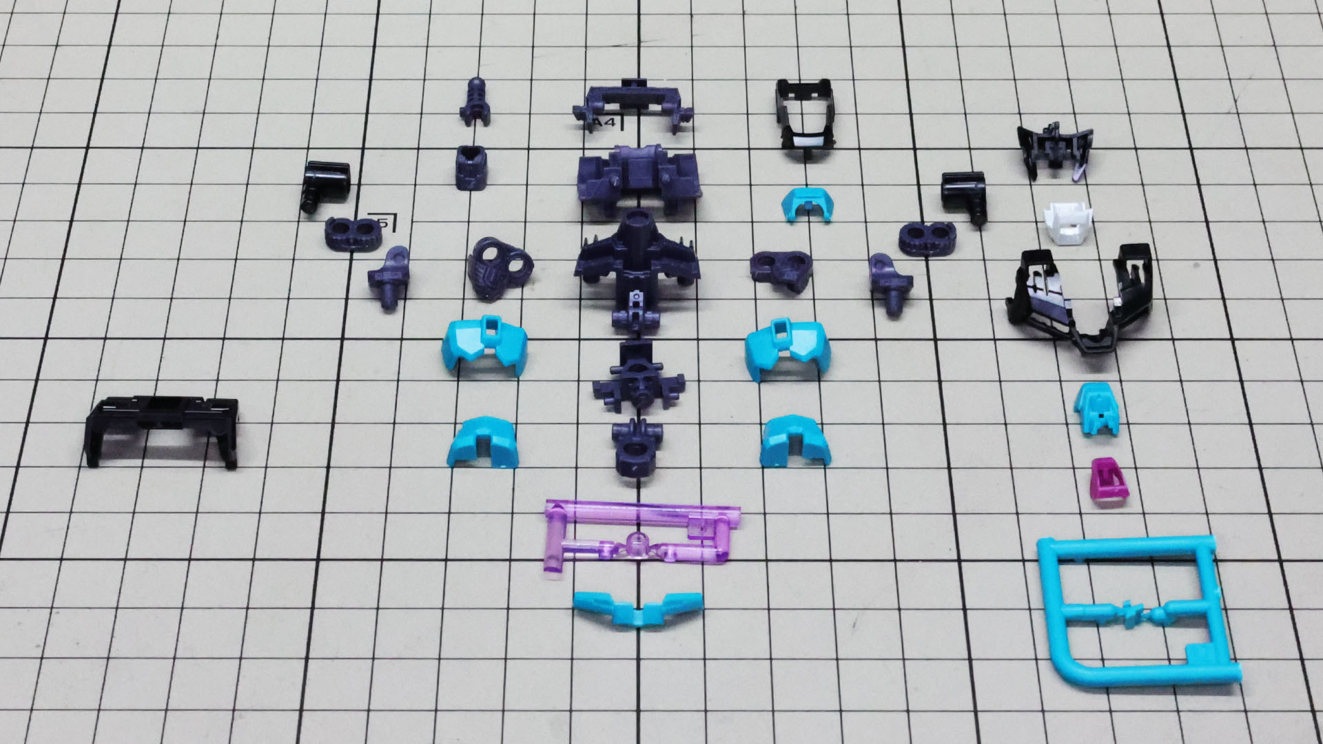 中央左右にある肩関節のパーツに注目。クリアーパーツや細かいパーツもあるので注意して組んでいきましょう