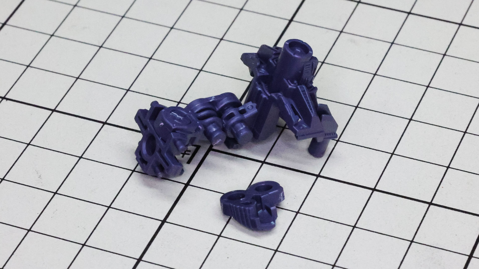 腹部のメカフレームを組みます。2軸関節で胴体の屈伸動作を実現します