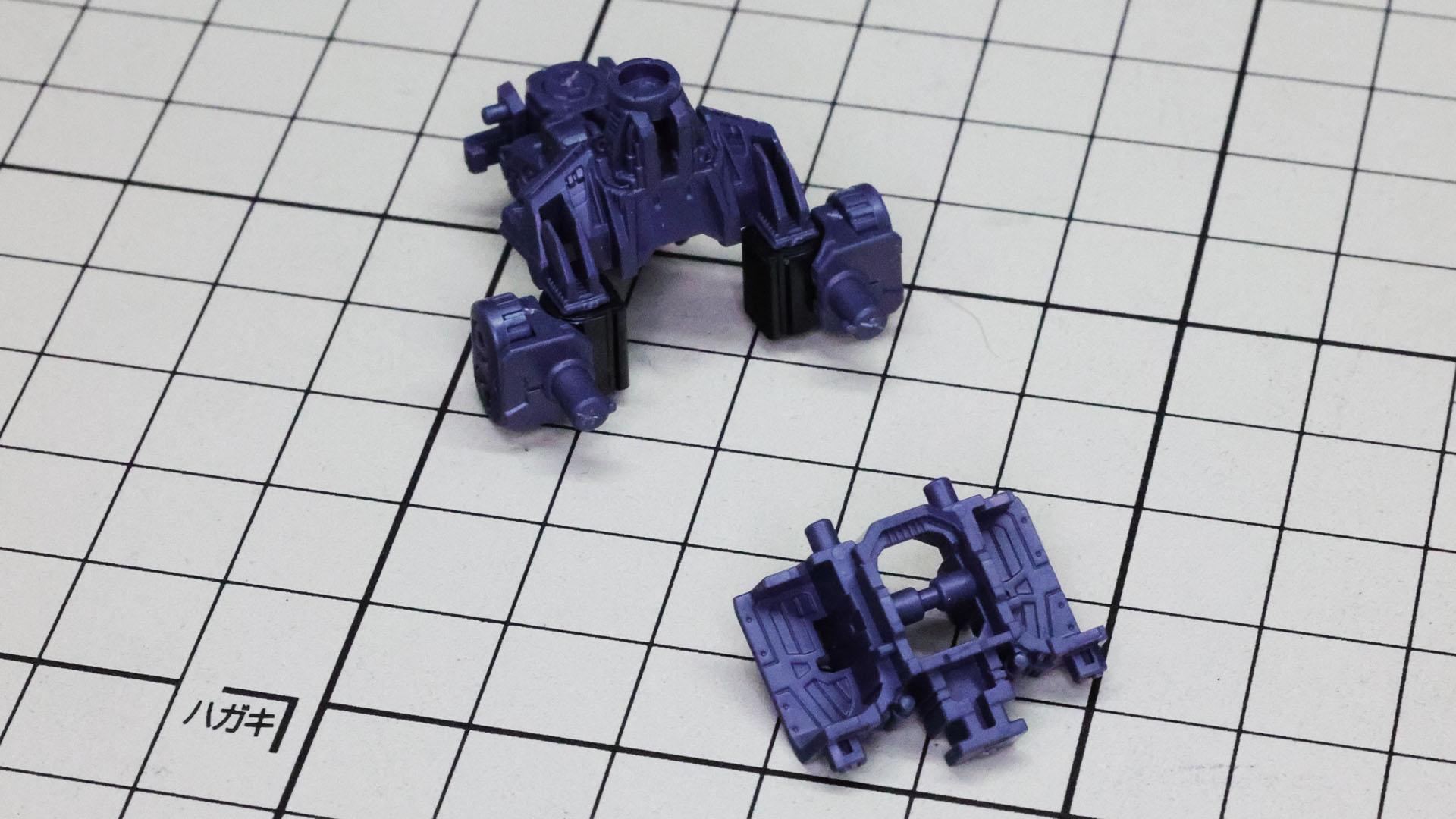 首部と肩部のメカフレームを取り付けます