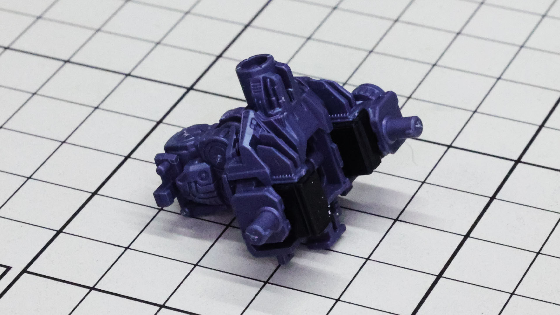 脇腹部分の装甲を取り付けます。可動する部分で分割されています