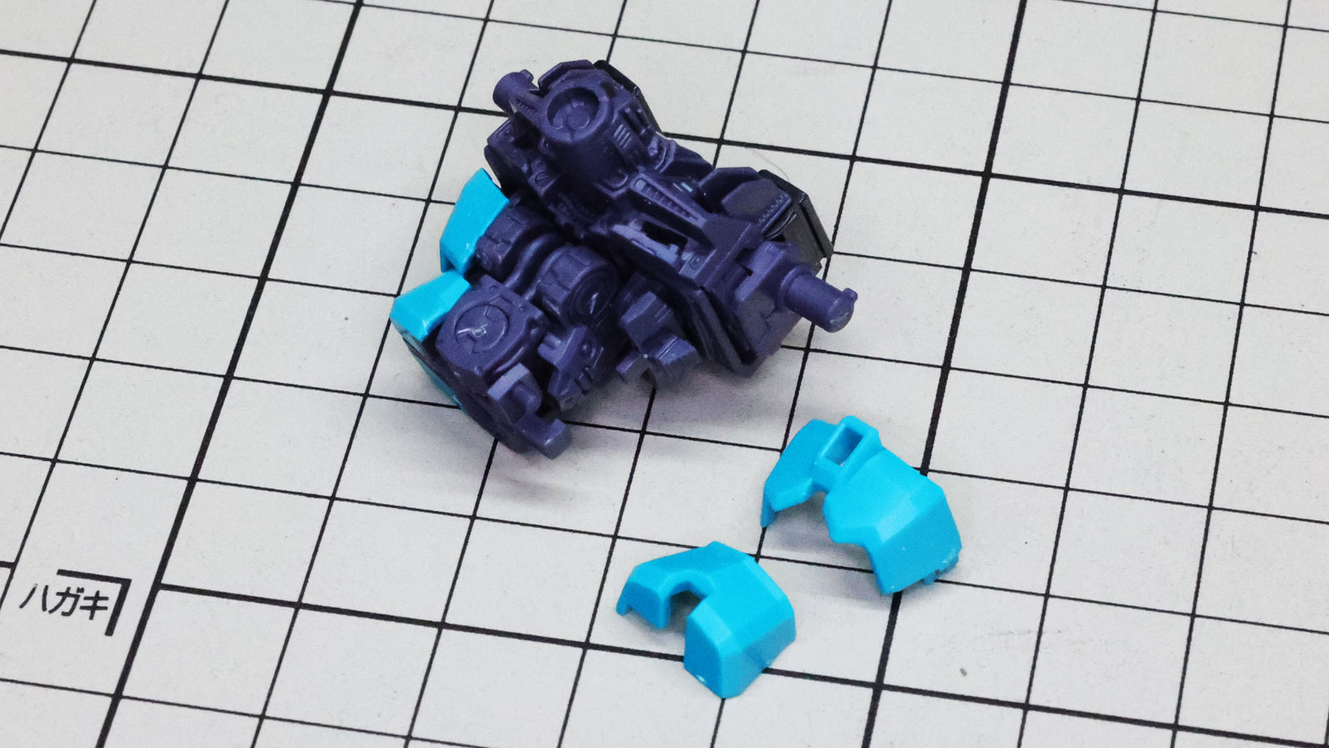 脇腹部分の装甲を取り付けます。可動する部分で分割されています