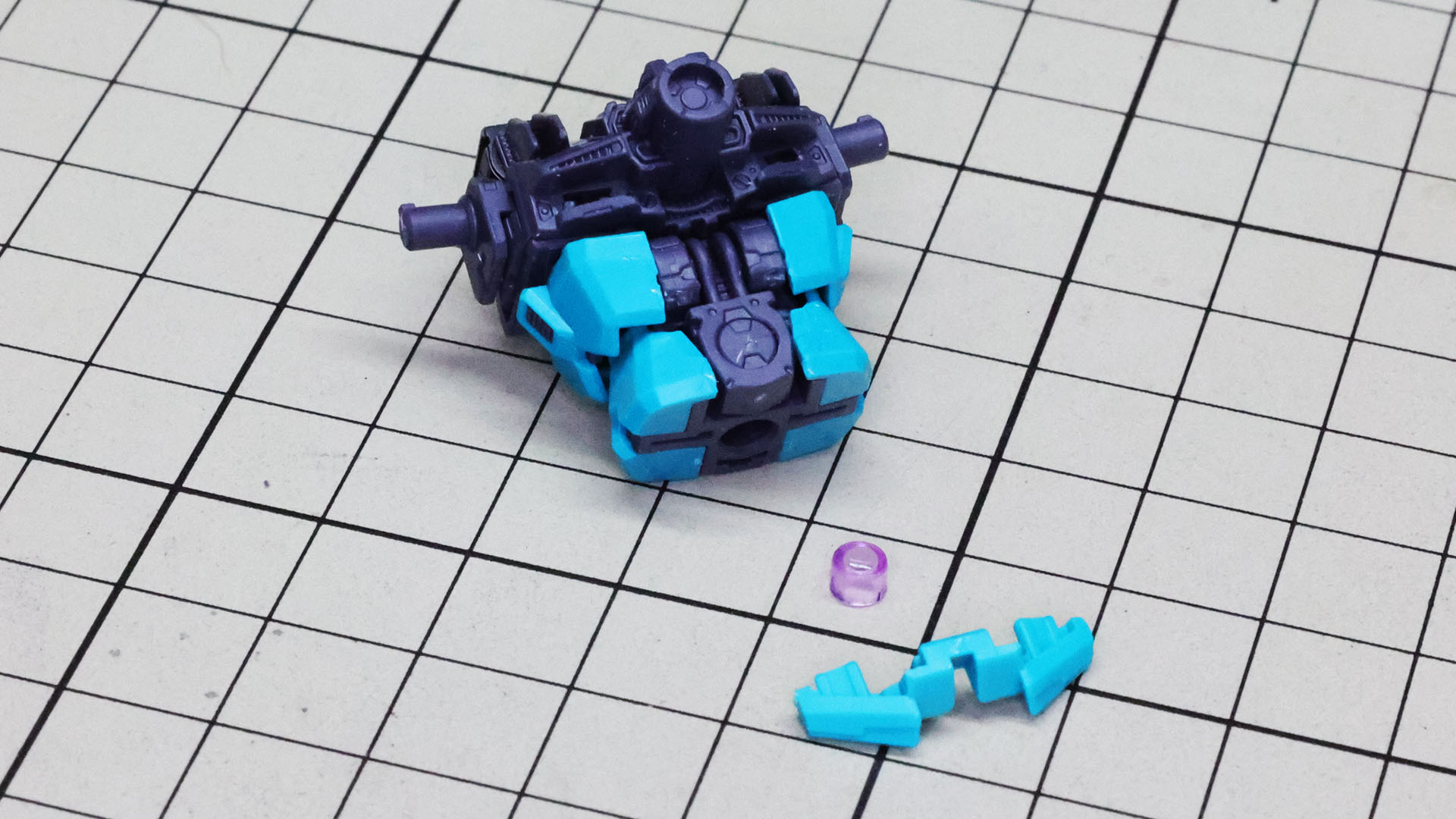 クリアーパーツと装甲を取り付けます。細かいですがすっと入り込むのは気持ちいい