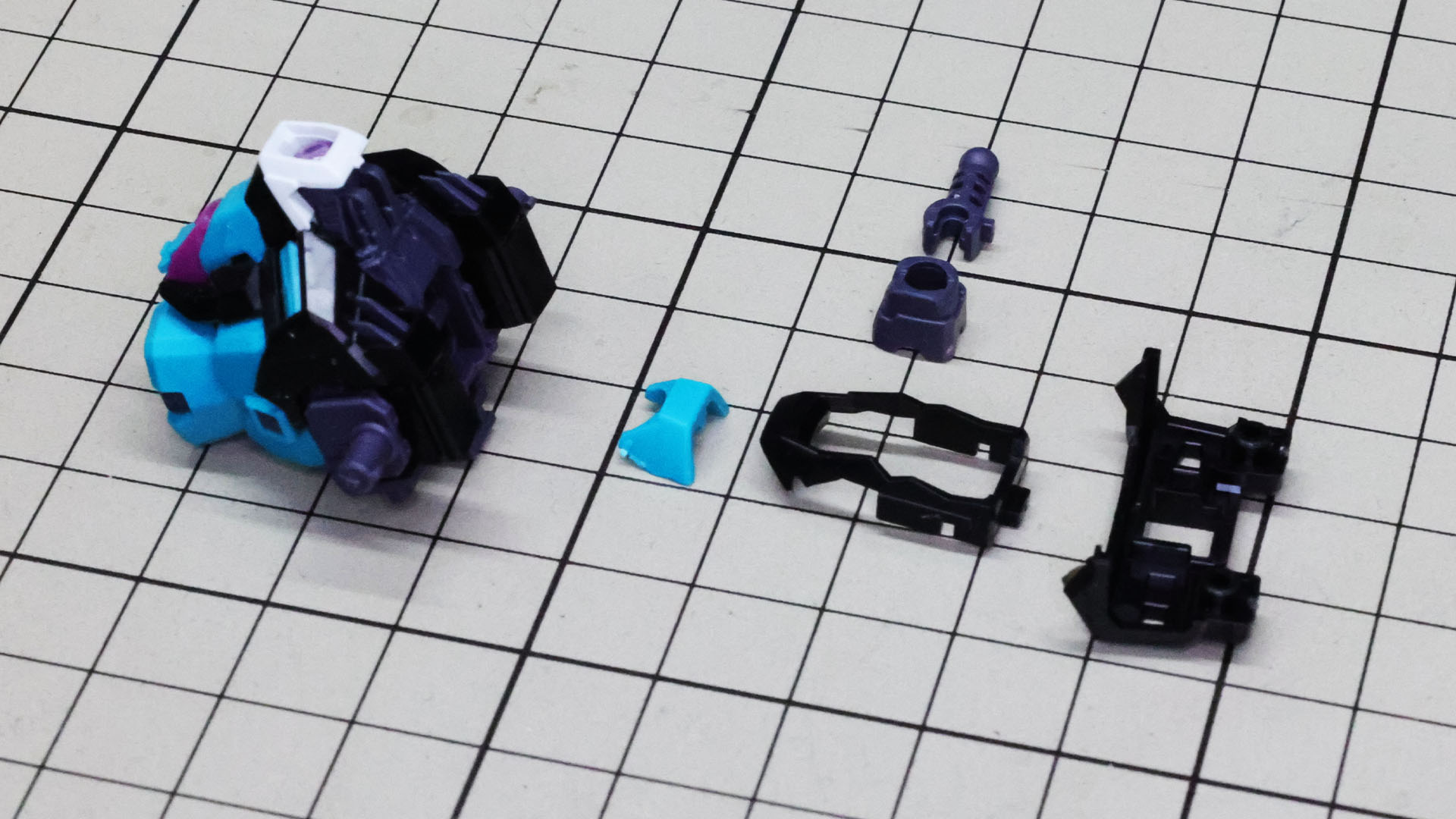 襟などの装甲、首関節を取り付けます