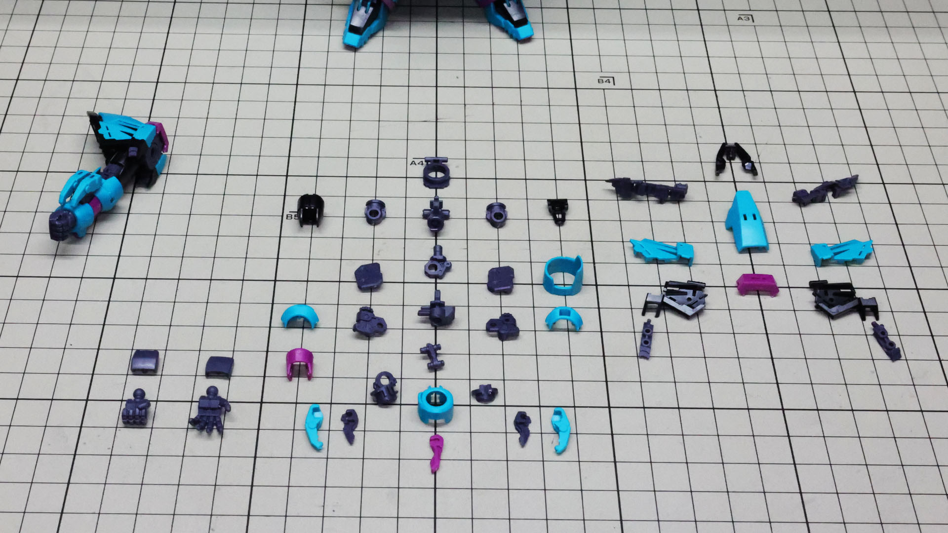 右腕を完成させてあります。細かく分けられたメカフレームとなるべく1パーツで設計された装甲のパーツを組み合わせていきます