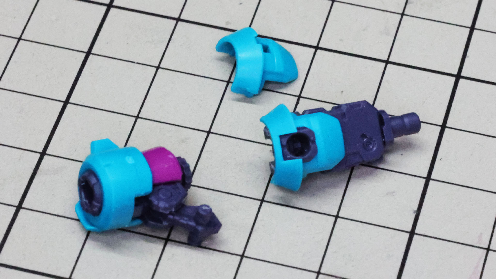 肘関節と前腕部をドッキングさせます