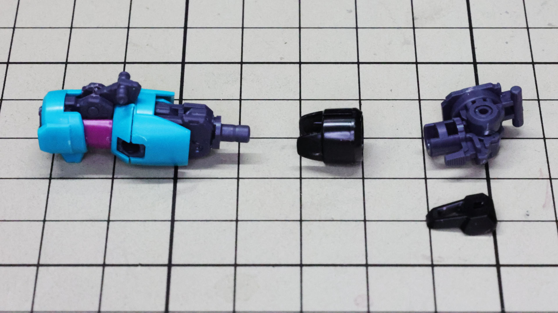 上腕部装甲は1パーツです。肩関節とドッキングしていきます