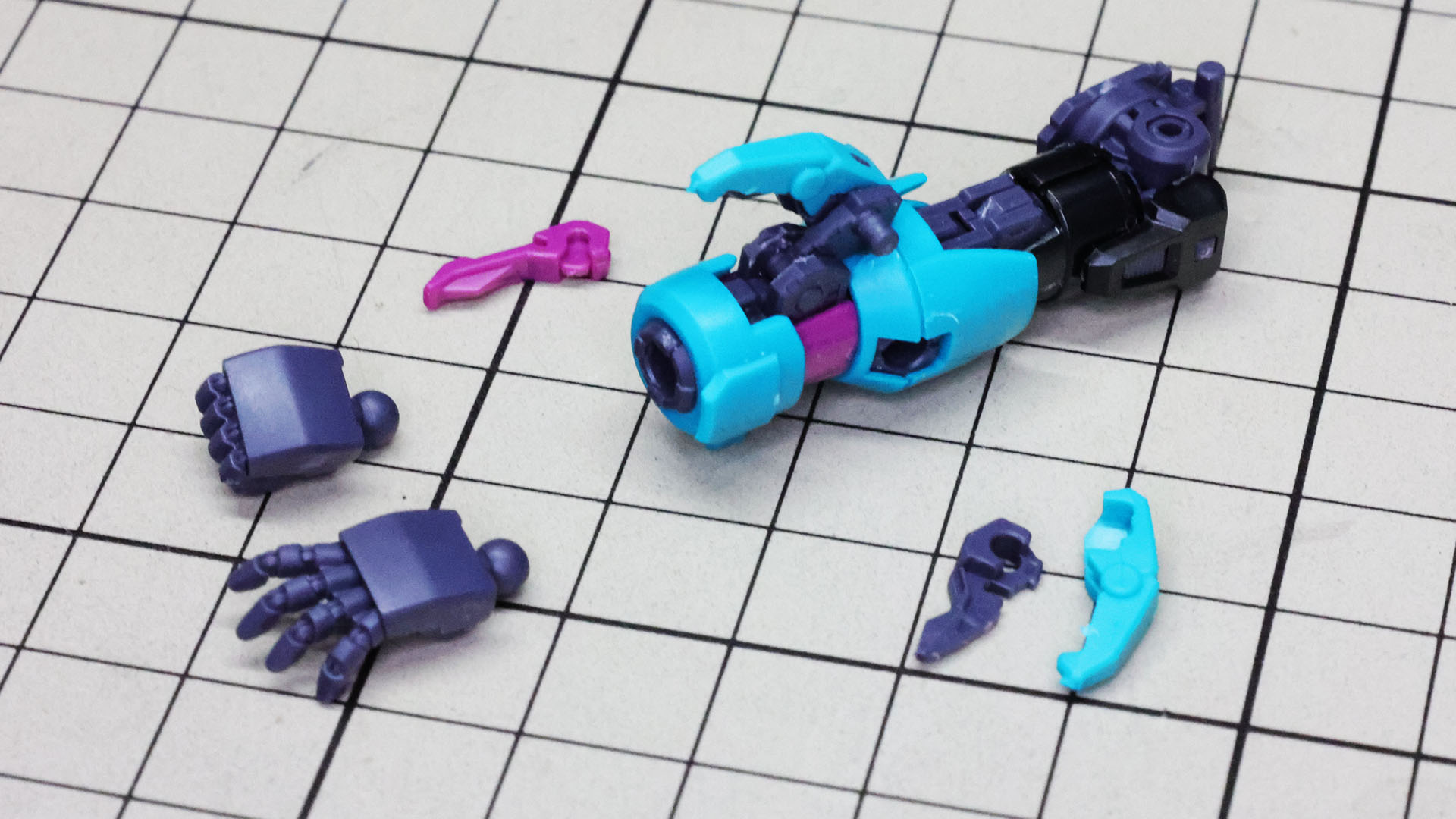 クローは外側2本、内側1本です。外側はメカフレームと装甲で構成され、それぞれが動きます