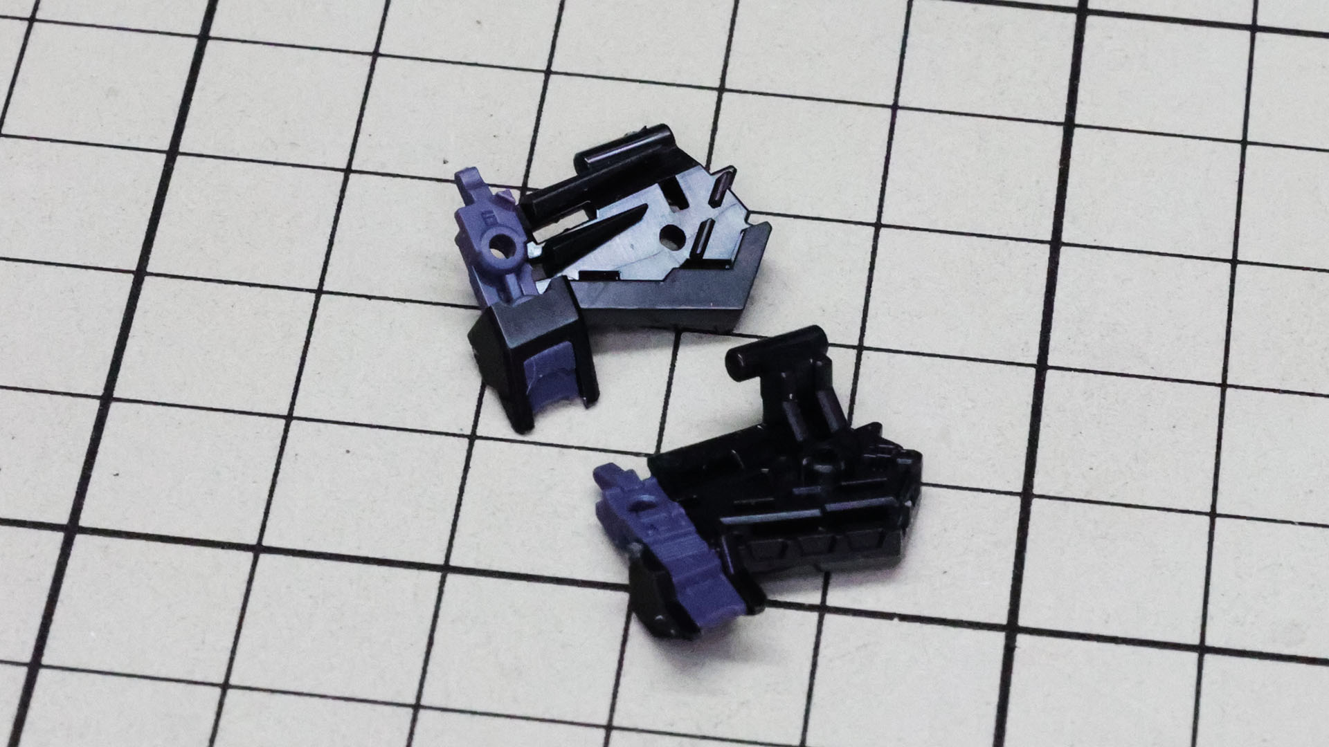 肩アーマーは細かくカラー分けされます