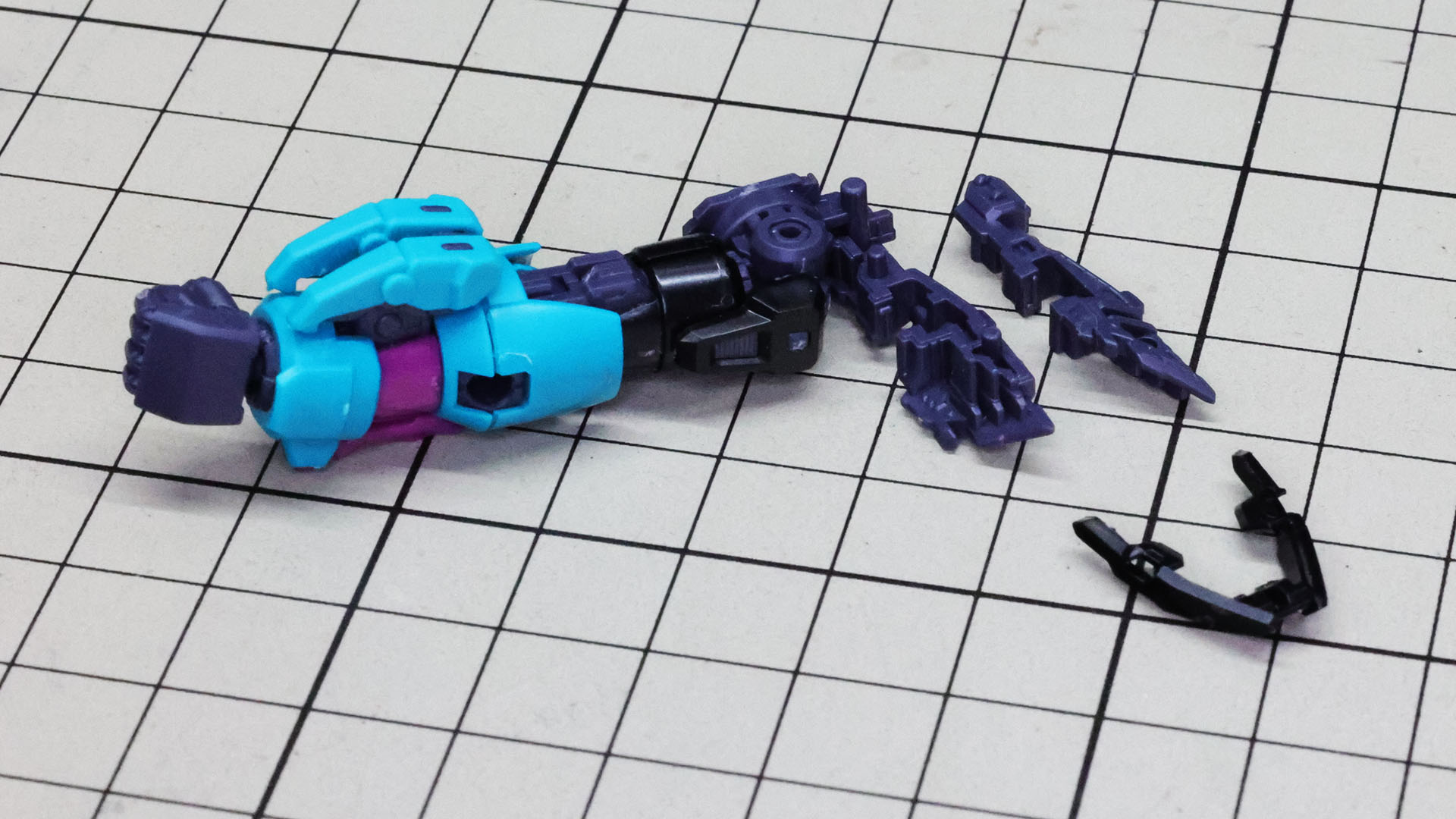 完成している腕部の肩の部分にアーマーのメカフレームを取り付けます