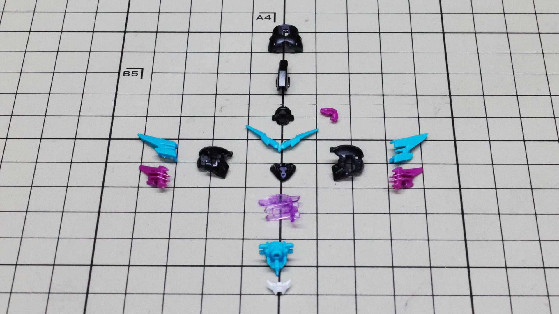 クリアーパーツやアンテナの基部など細かいパーツが並ぶ頭部のパーツ群