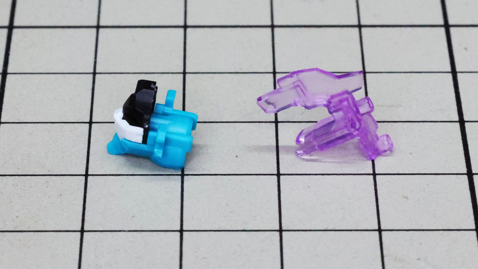 その裏側からツインアイやセンサーを表現するクリアーパーツを取り付けます