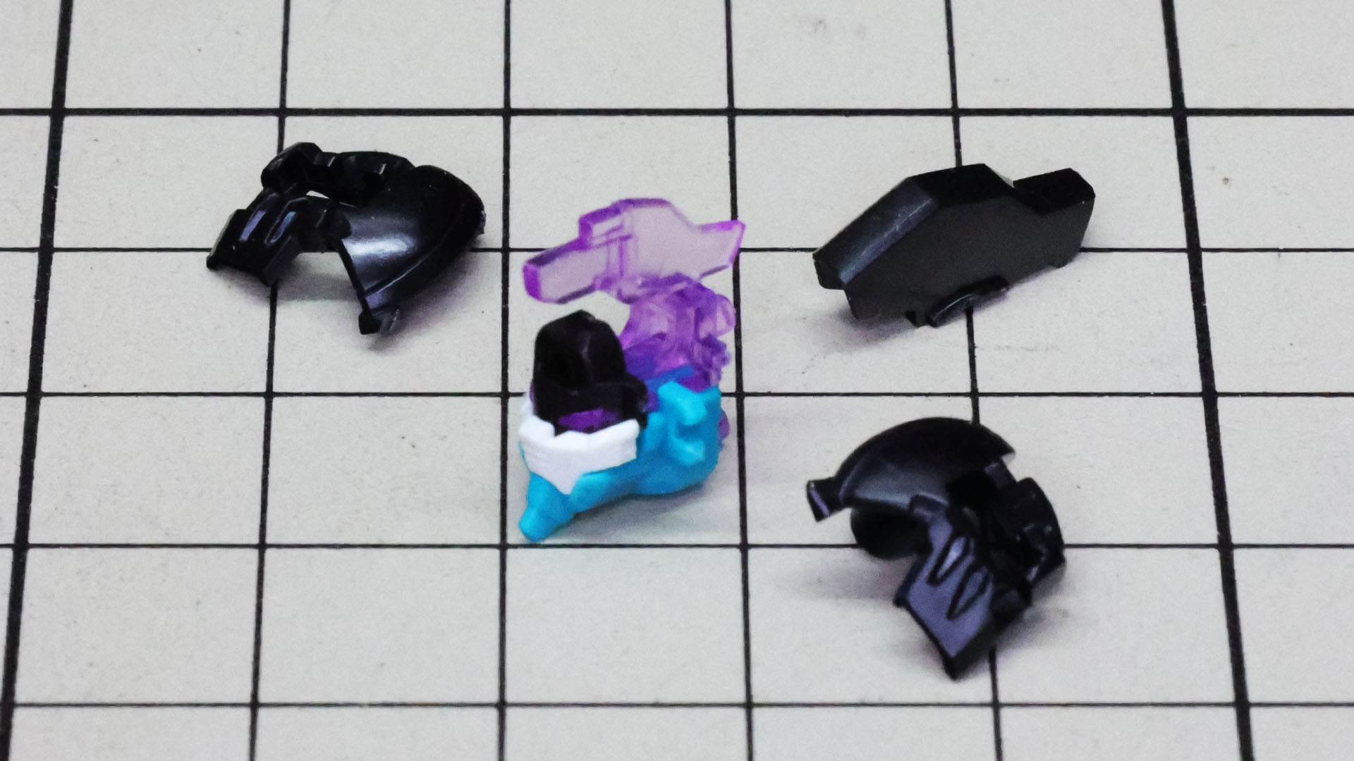 とさかや側面の装甲を取り付け……