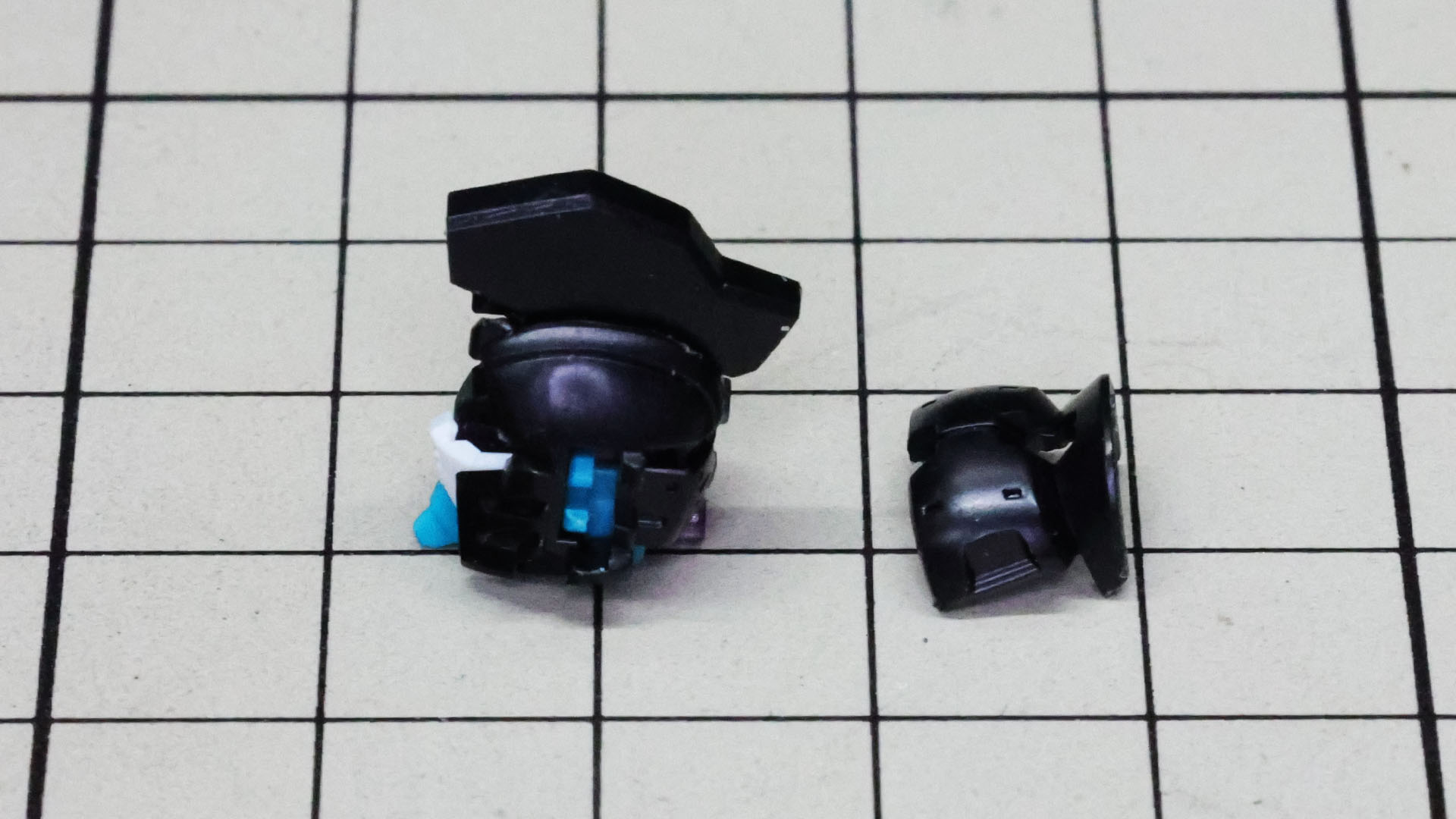 さらに後頭部の装甲を取り付けます