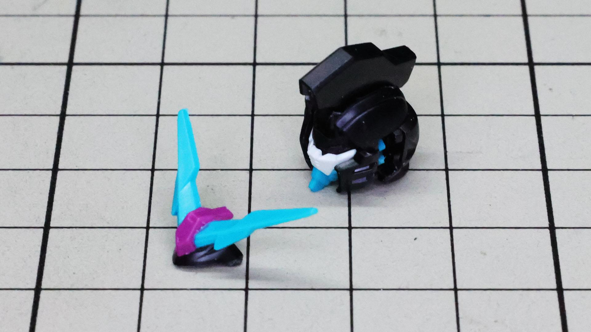 ひさしとアンテナ、その基部を組んで取り付けます