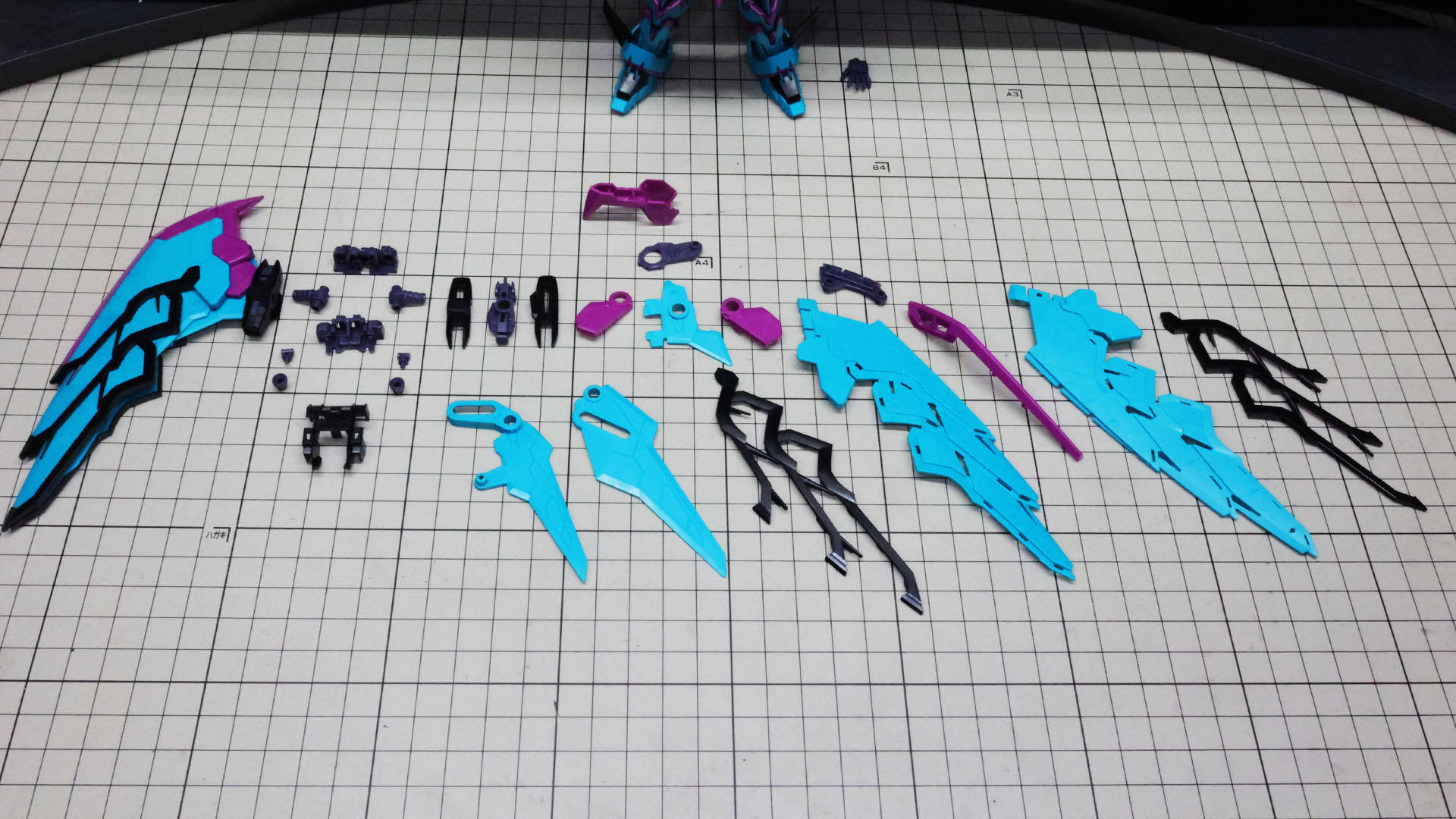 右のウイングを組んであります。その横にバックパック本体、左のウイングのパーツ群です