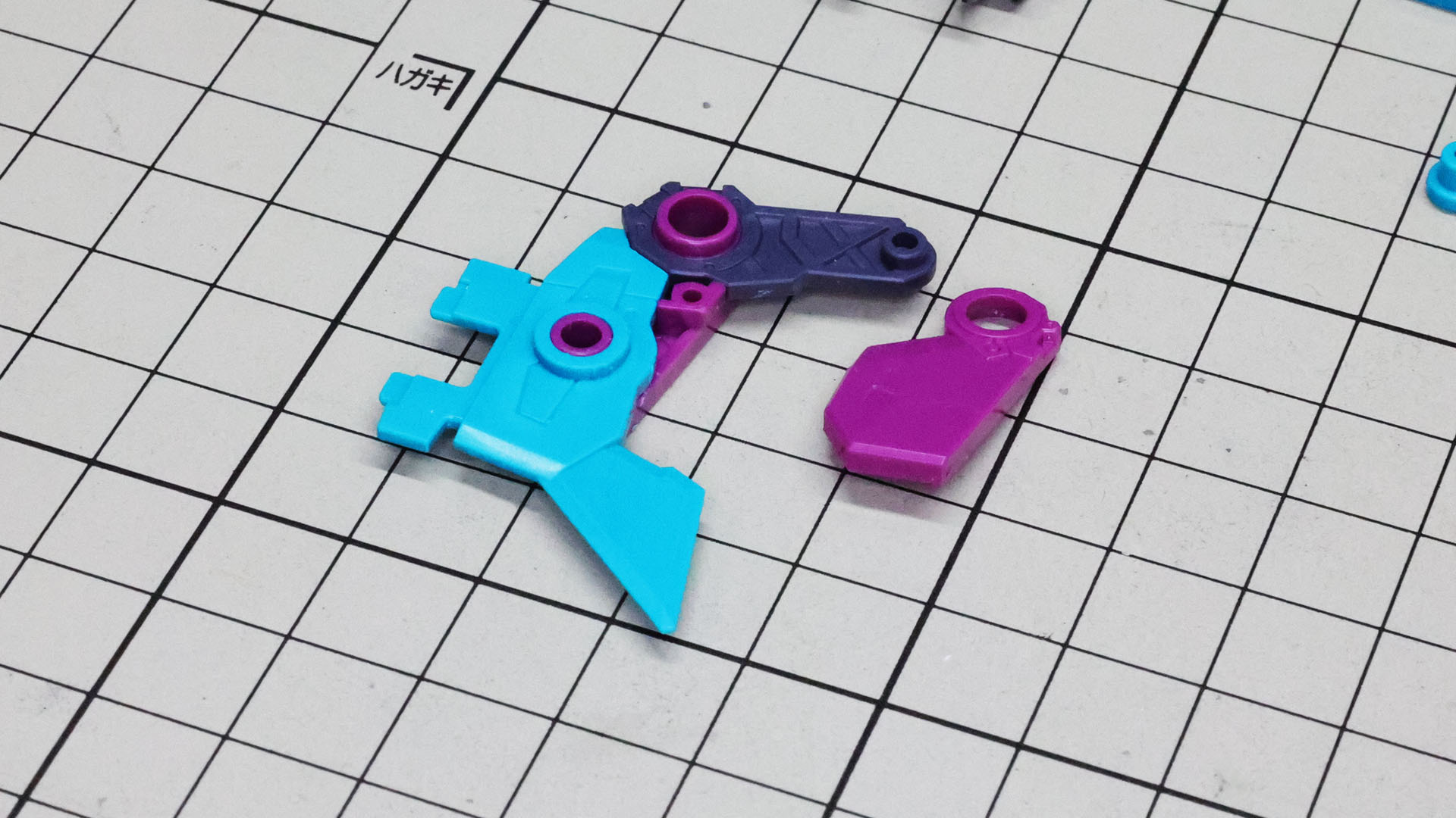 ウイングの基部を組んでいきます