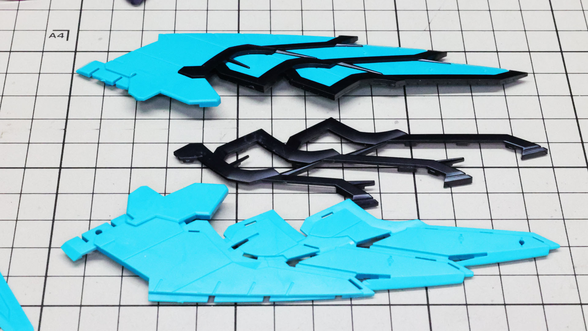 ウイング本体の表面にはカラーの違うディテールパーツを取り付けます