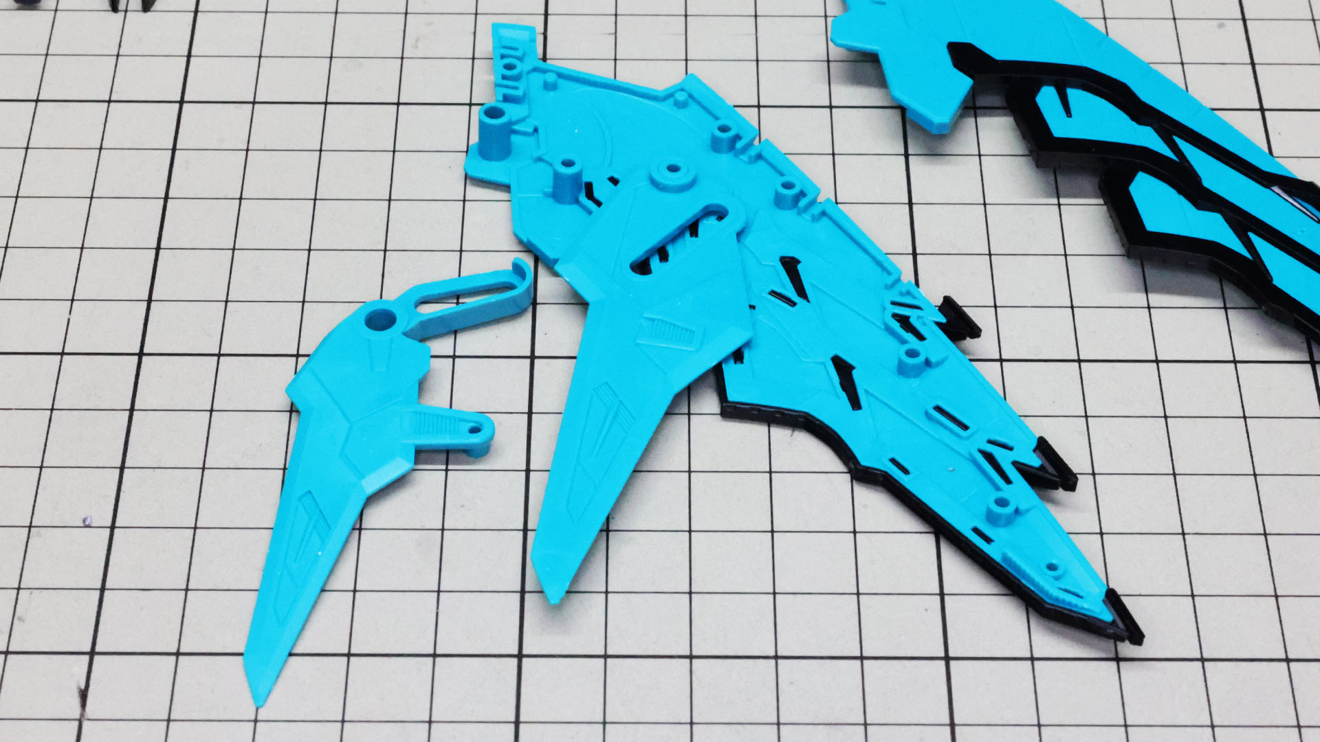 ウイング内側にある2枚のサブウイングを組んでいきます