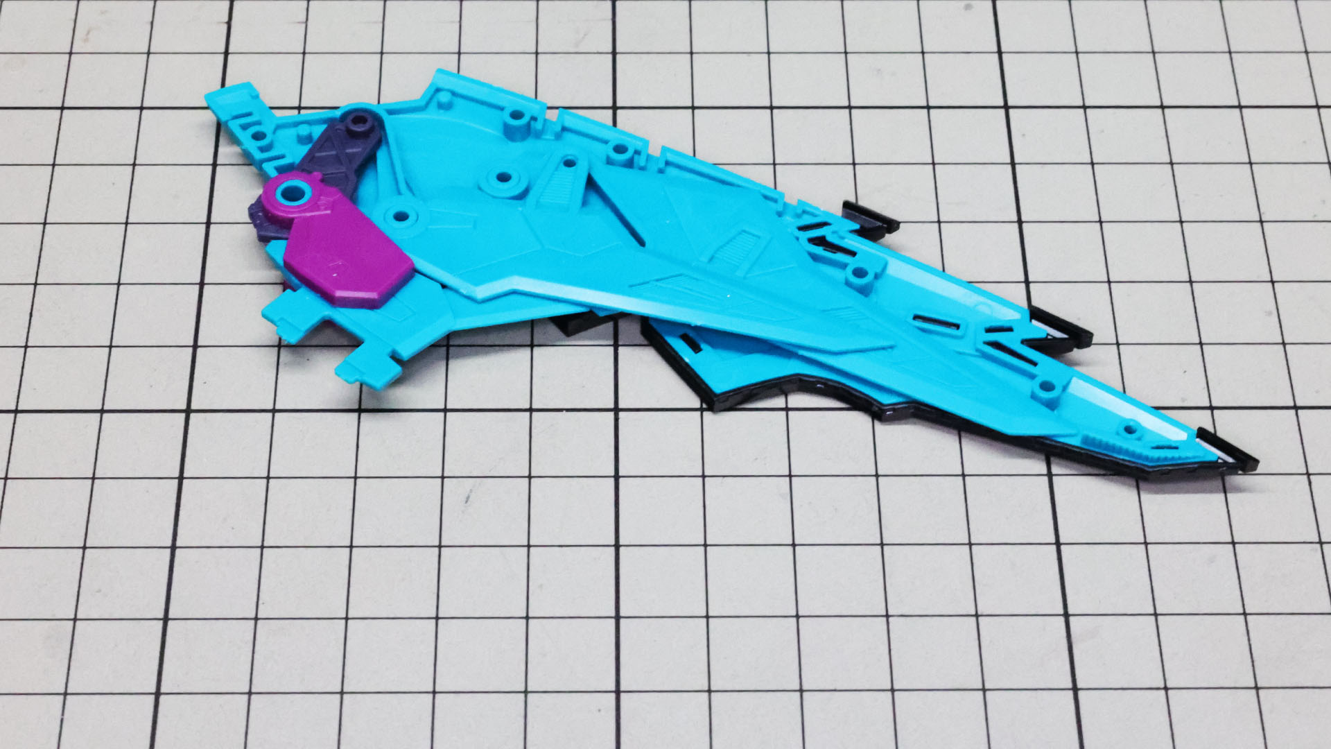 これらはウイング基部と共に連動可動します。これは閉じた状態