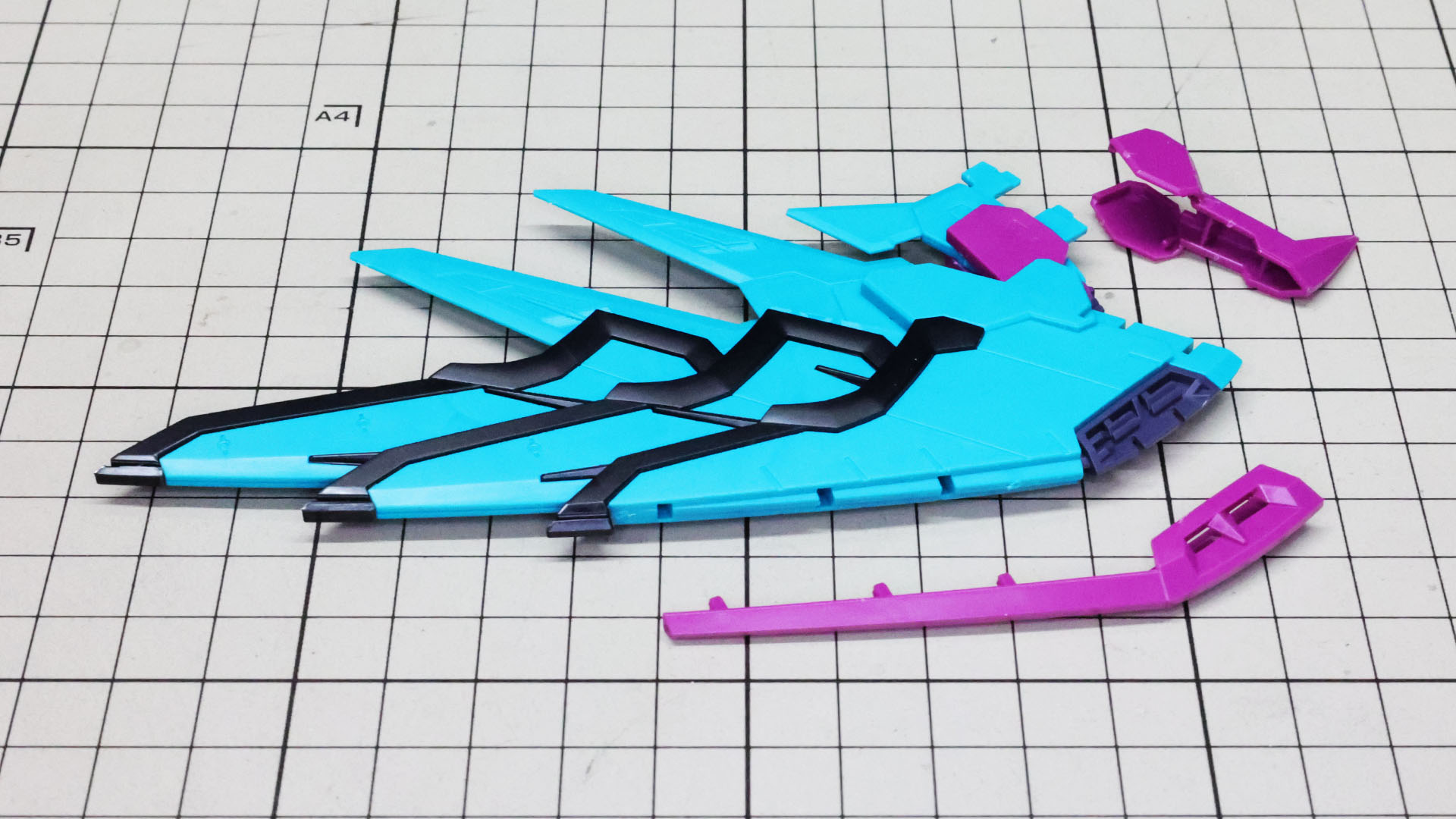 ウイング本体で閉じて、先端のカラーパーツを取り付けてロックします