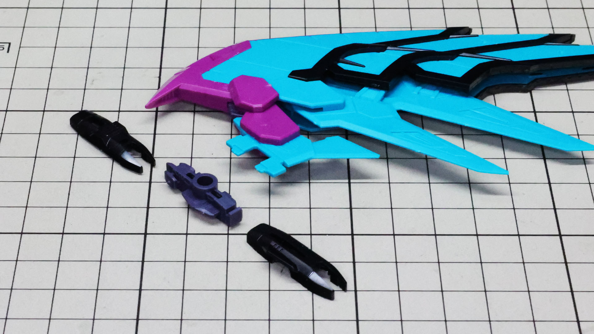 ウイング基部のカバー装甲を取り付けます