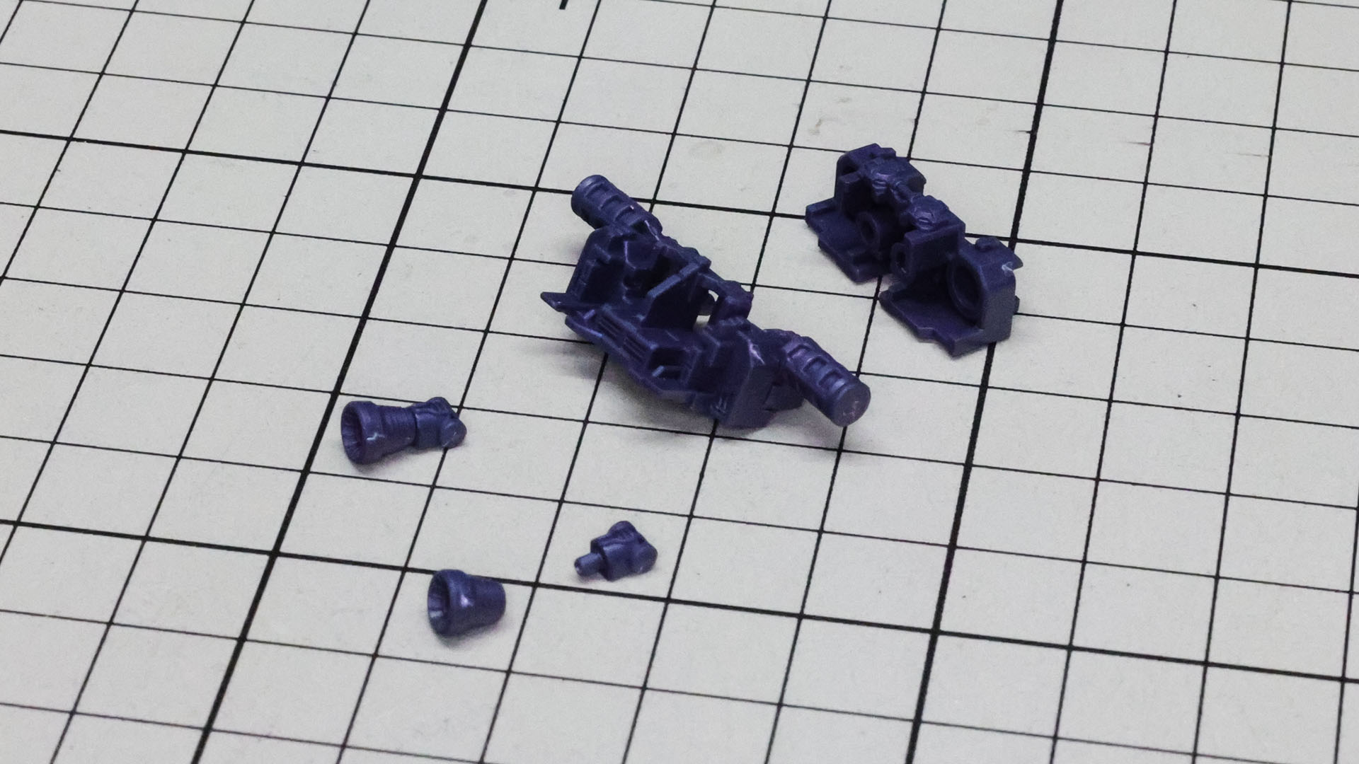 バックパック本体にはウイングの取り付け軸とバーニアノズルを取り付けます