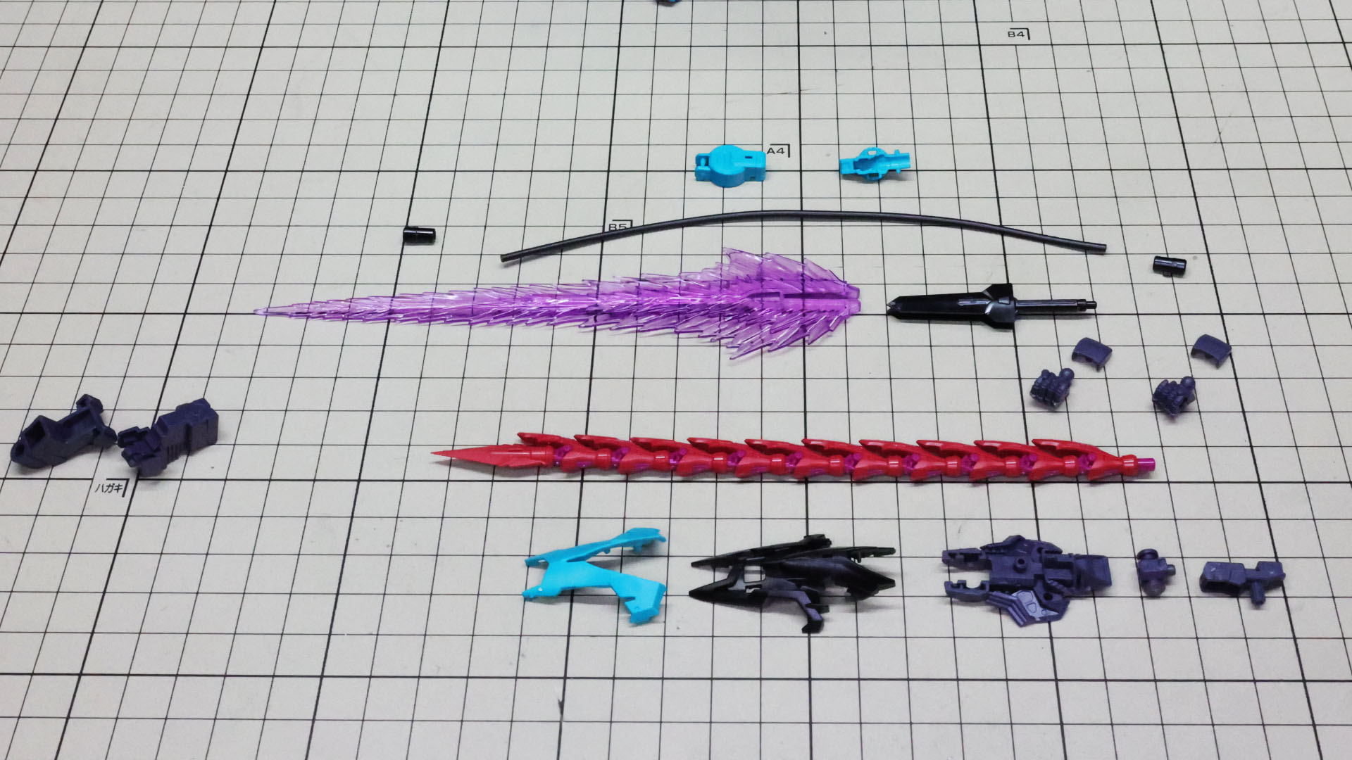 上側にビームソード、下側にヒートロッドのパーツ群、左はスタンド用パーツです