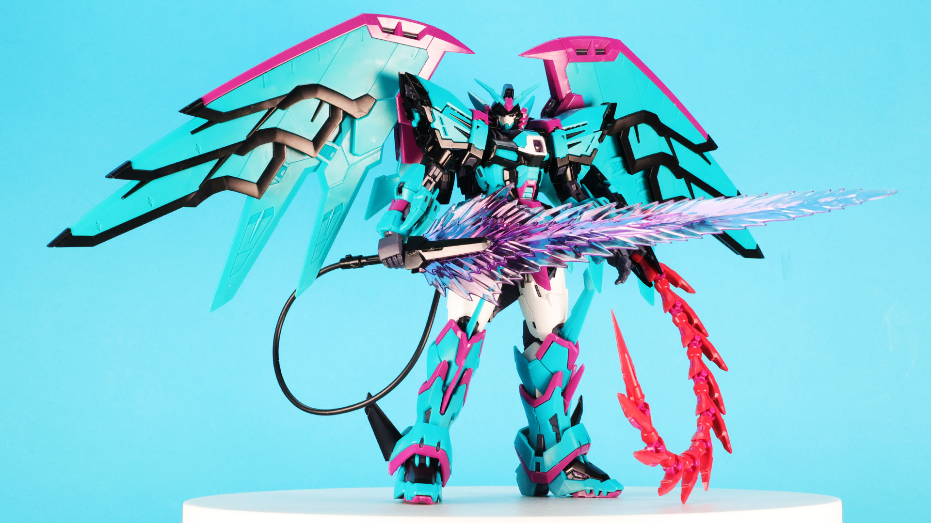 背面のウイングはがばっと展開、小羽根も連動して開きます