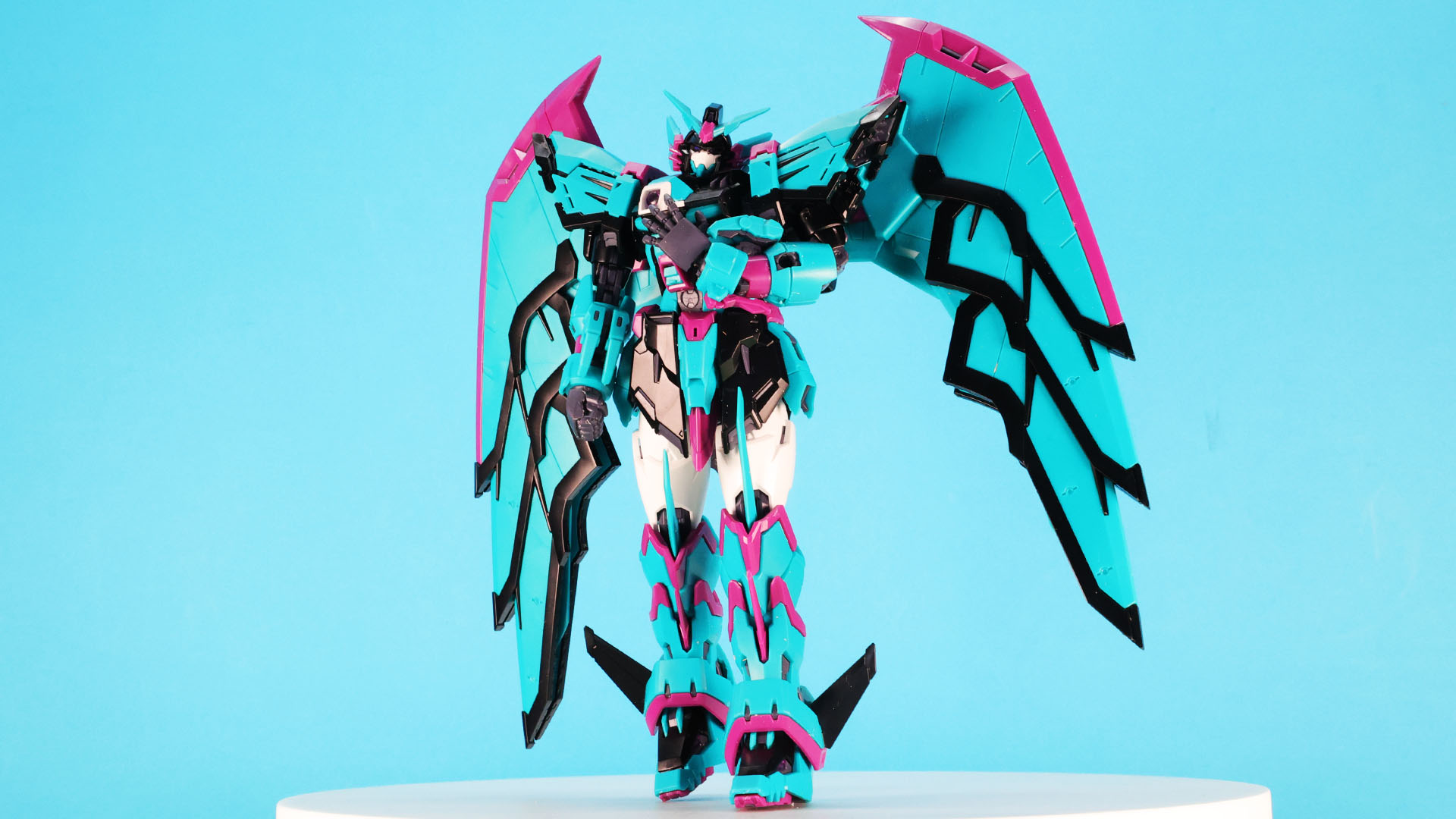 モビルスーツがとらないようなポーズだったり……