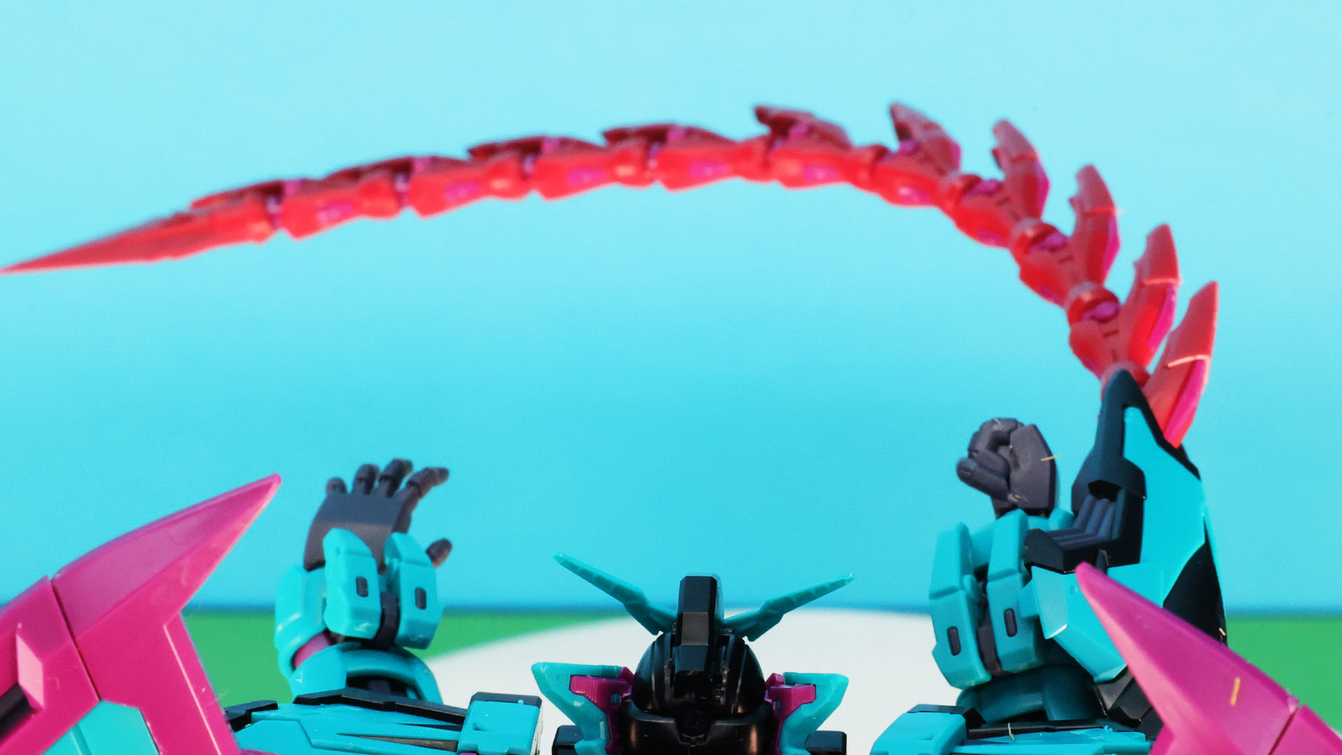 ゲーム中には画面内に両腕が見えます。ヒートロッドは右腕に装備します