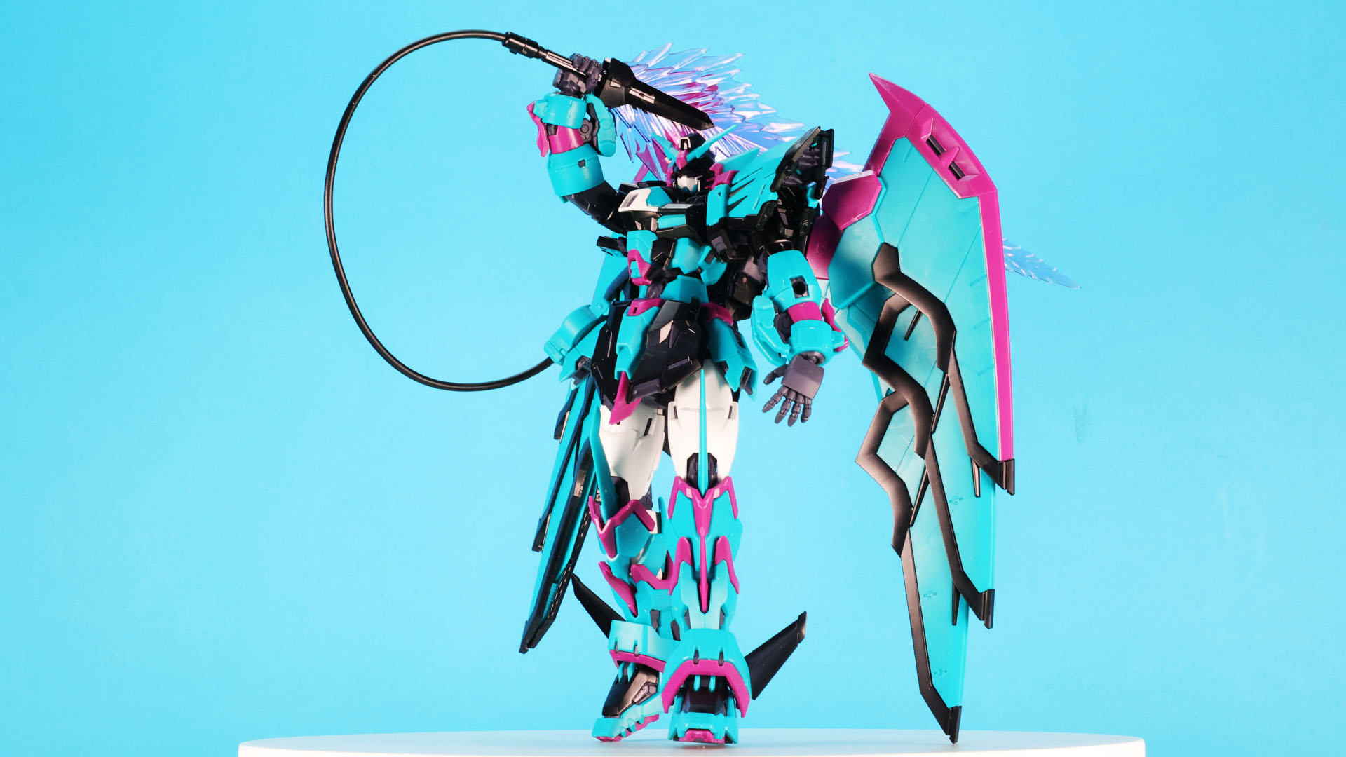 ゲームには登場しません（アイテムとしてビームサーベルあり）がビームソードを肩に担いでみます