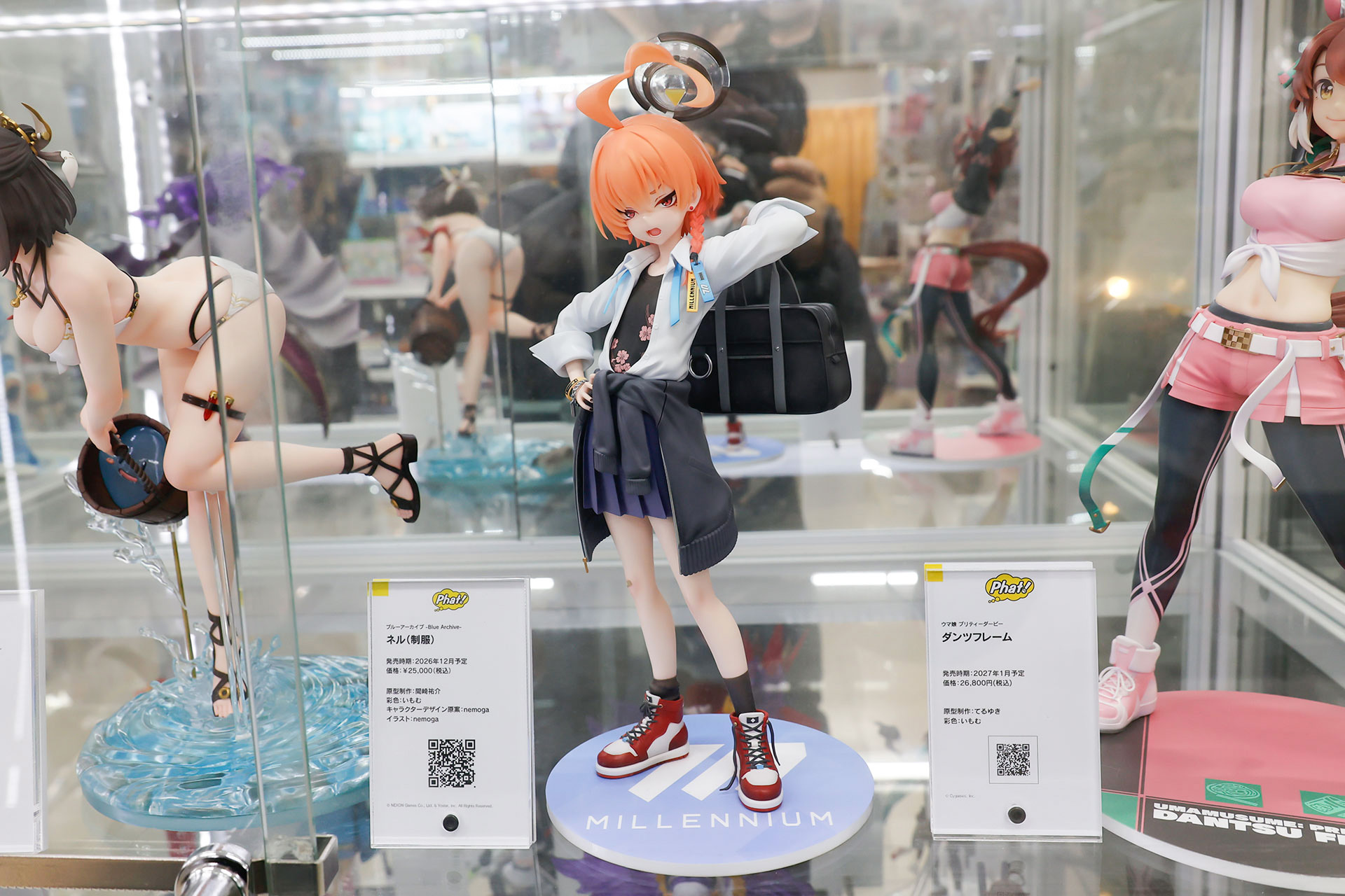 フィギュアの素材はプラスチックで、ヘイロー部分を含む全高は約260mmだ