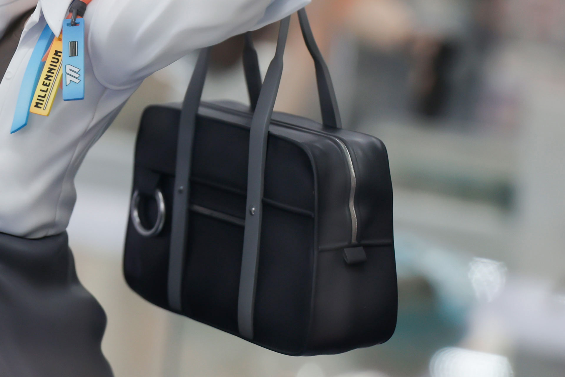 黒いバッグは意外にも普通だった