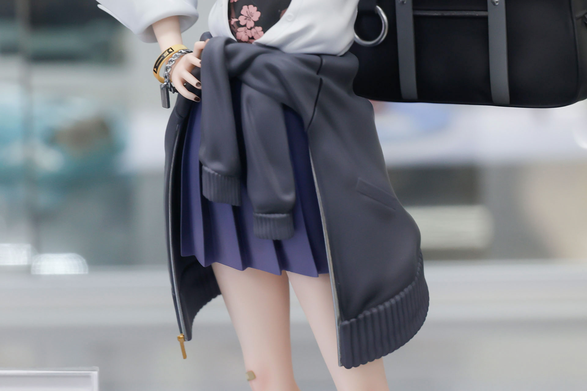 黒いパーカーを腰に巻いている