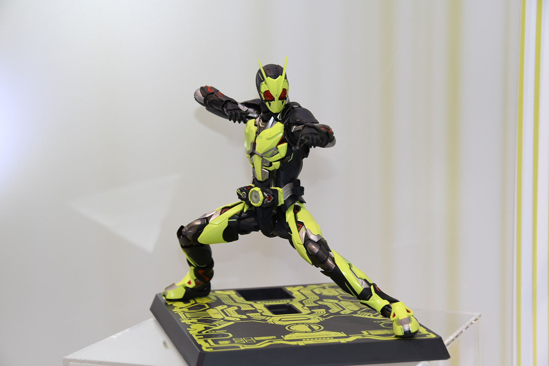 「METAL BUILD 仮面ライダーゼロワン」はその優れた可動と、カッコイイポージングが魅力