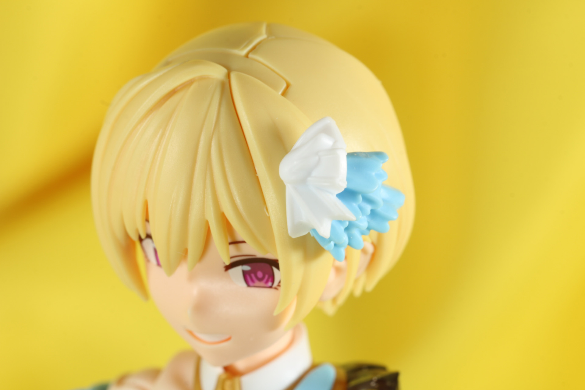 前髪の左部分はパーツを差し替えることで、髪飾りの有無を再現できる